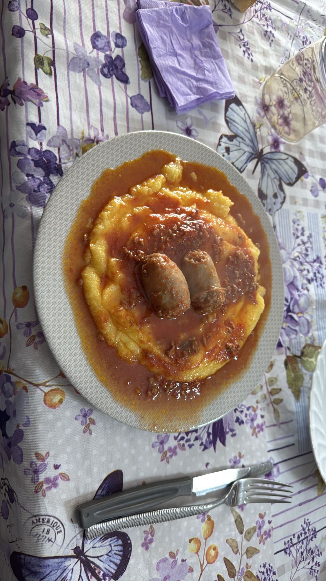 Polenta cu cârnați și sos