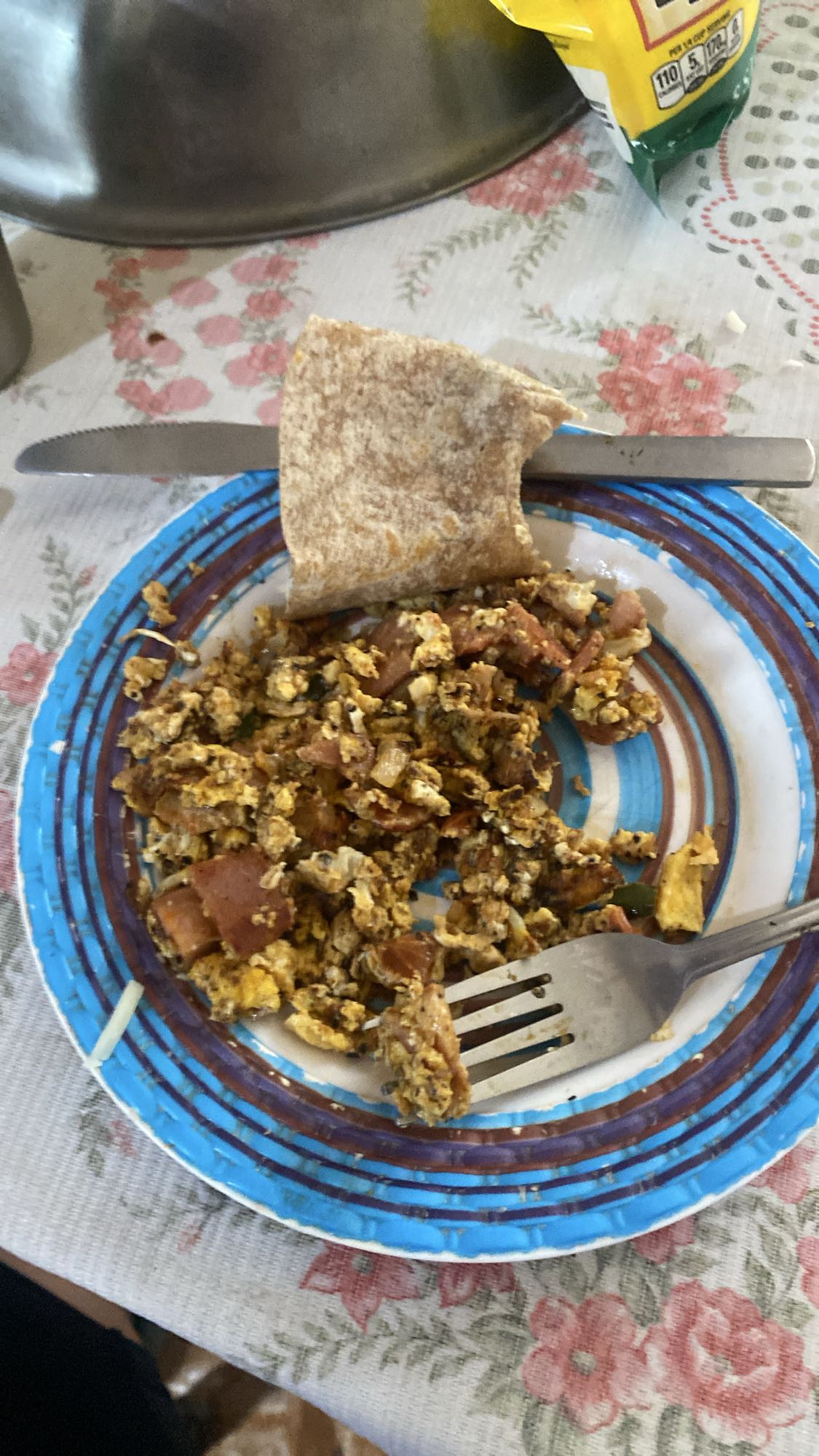 huevo revuelto con salchicha y pan