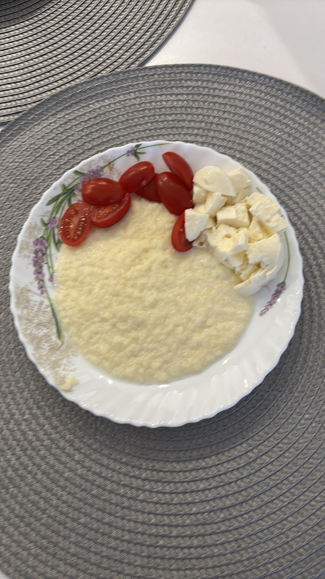 kasza manna z pomidorami i serem