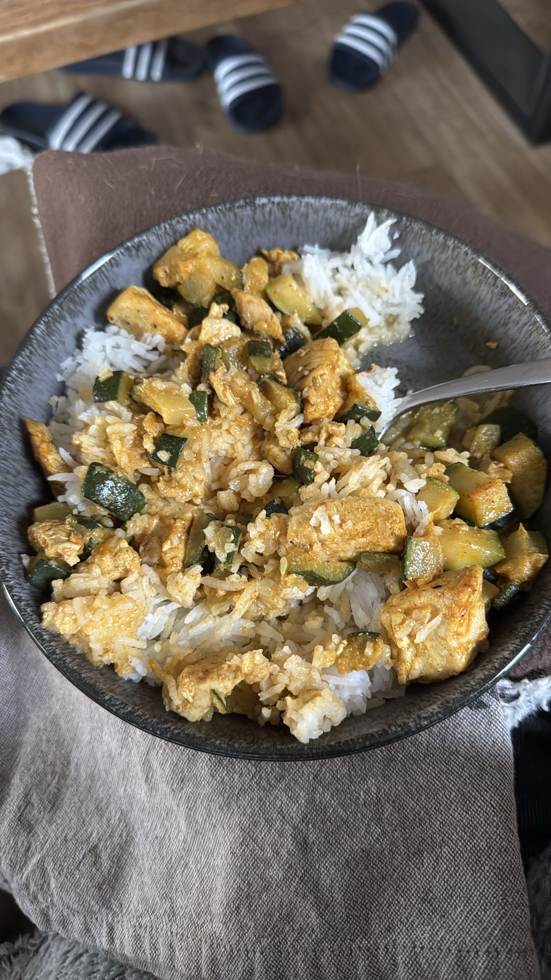 Kip met rijst en courgette