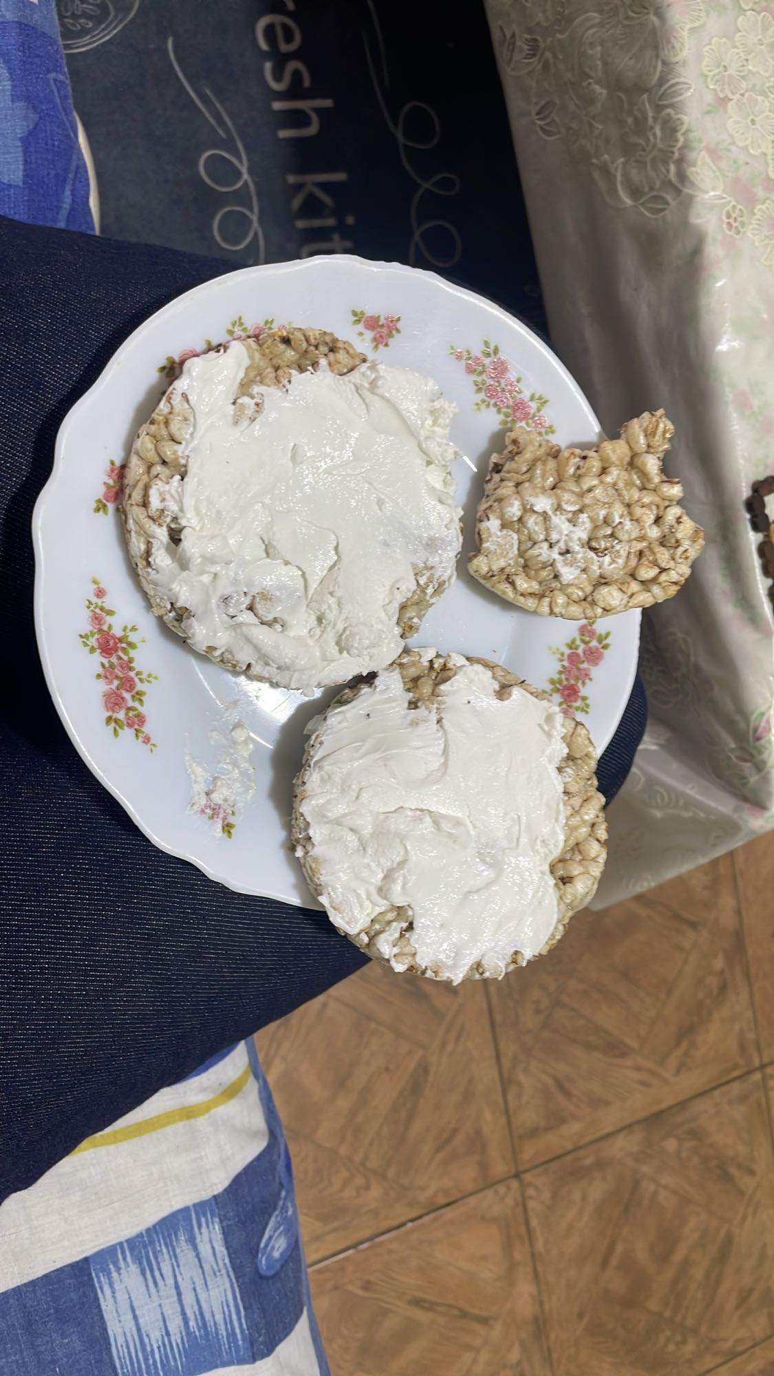 Rice cakes with cream cheese