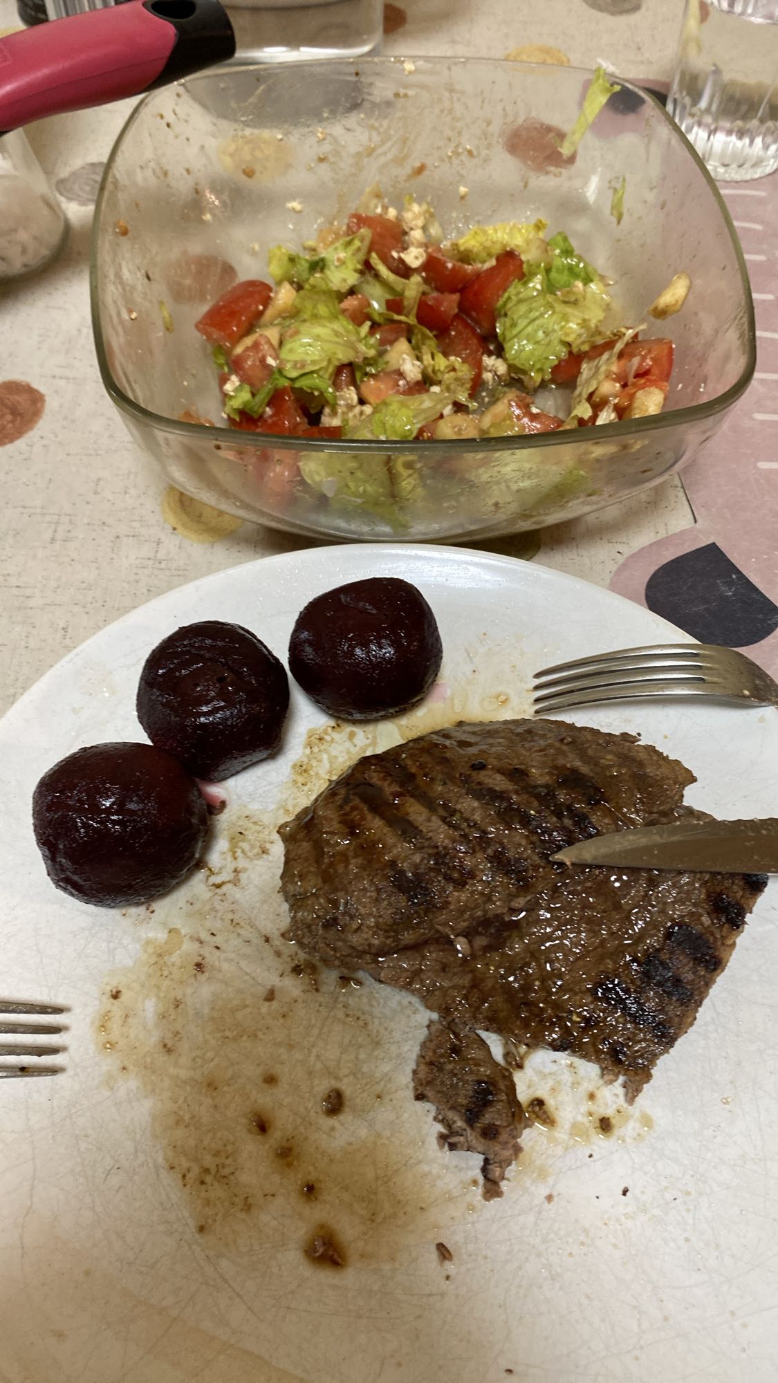 Bistec con ensalada y remolacha