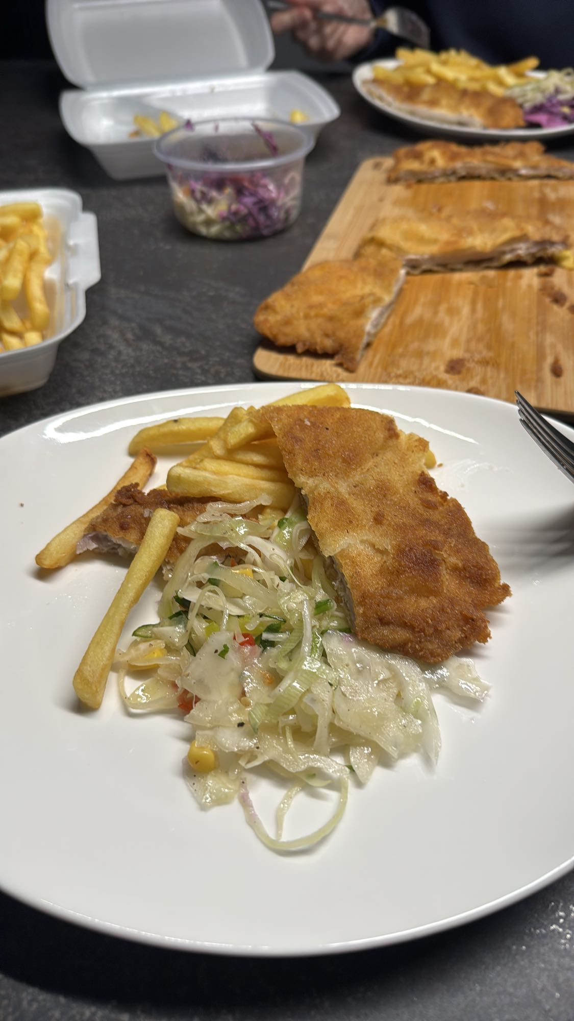 Schabowy z frytkami i surówką