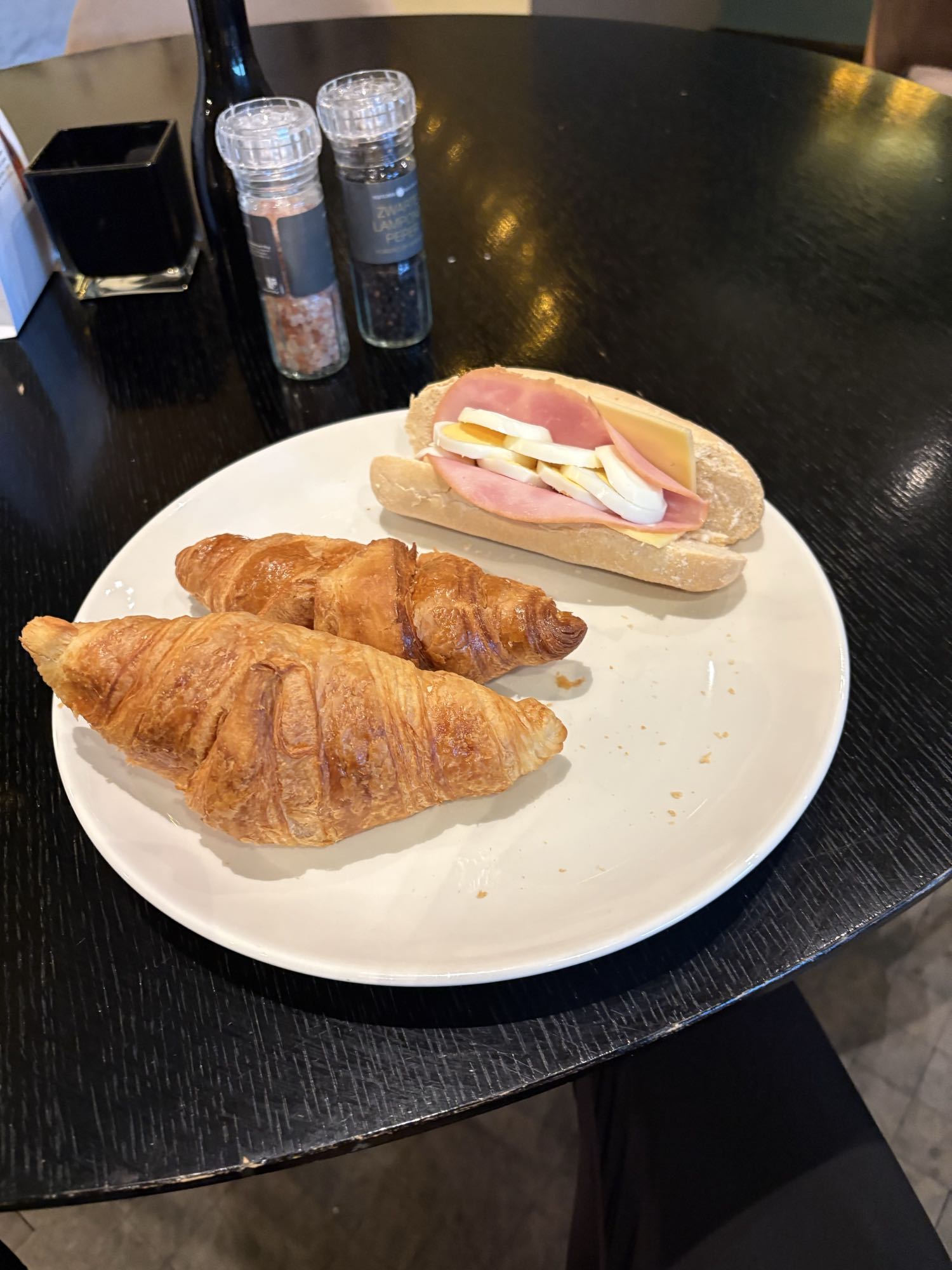 Ontbijt met croissants en broodje