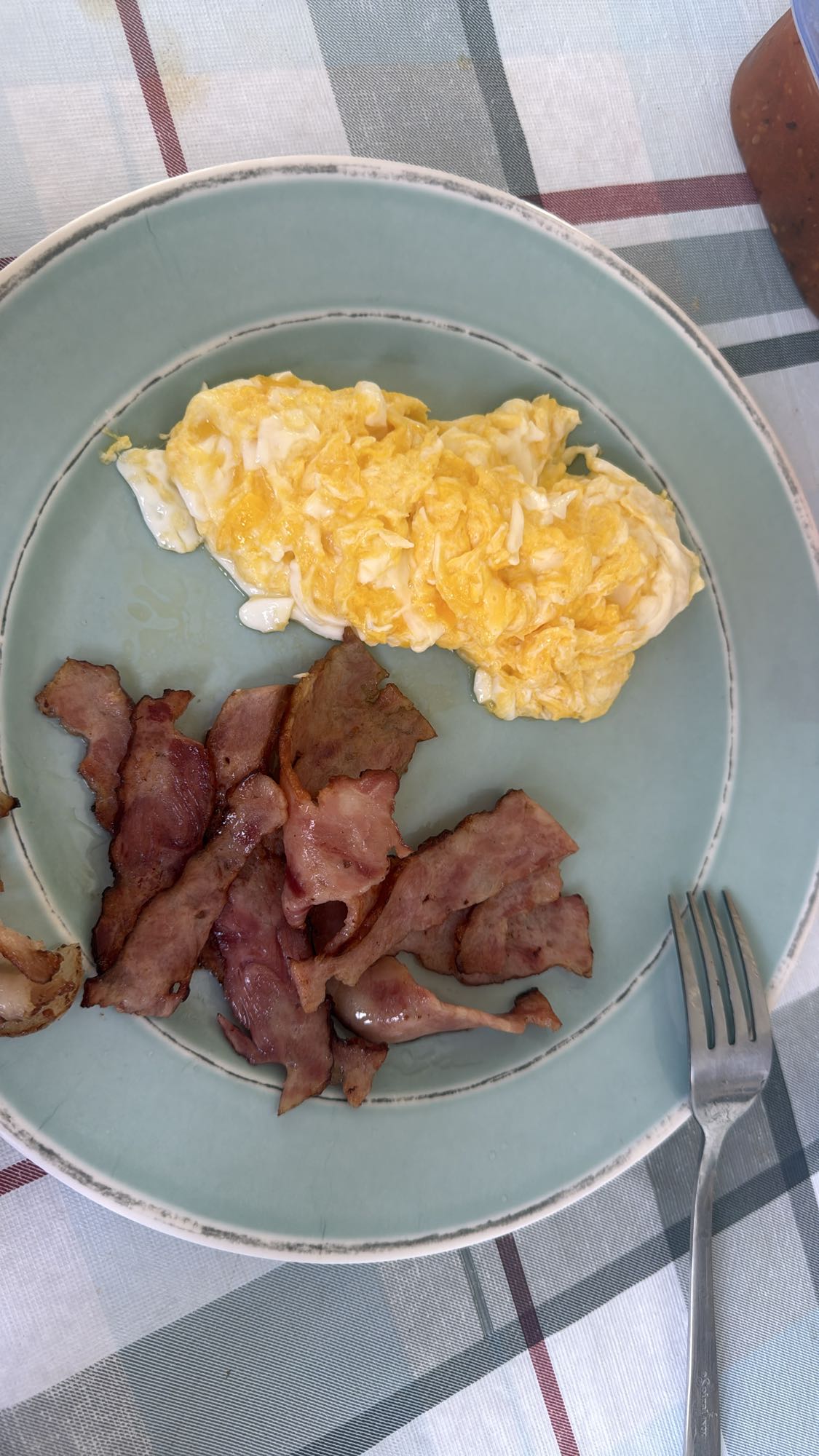 Huevos revueltos con tocino