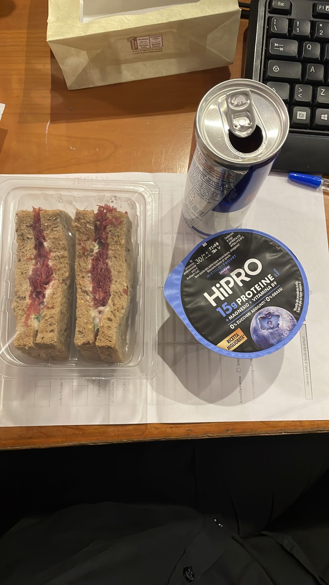 Sandwich, yogurt e energy drink