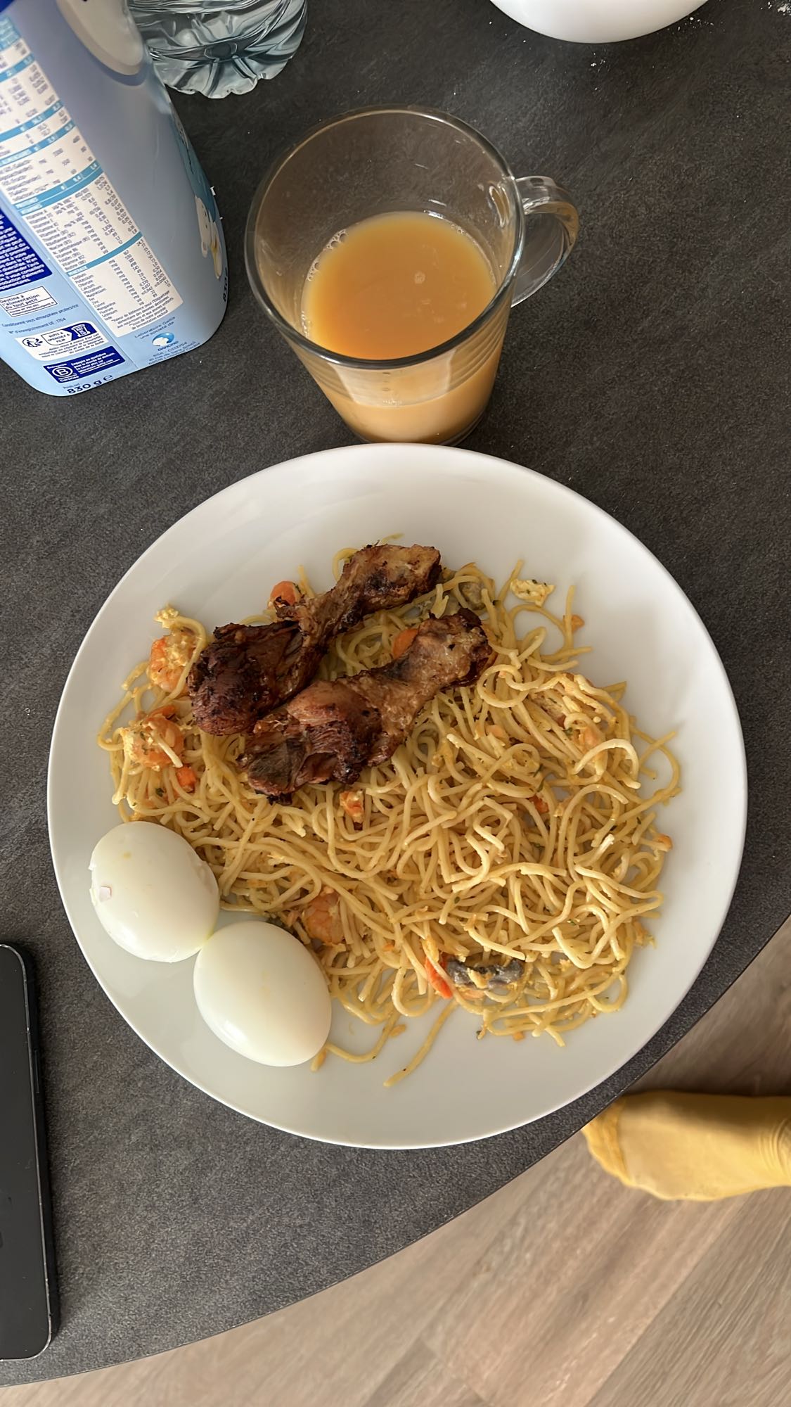 Nouilles, poulet et œufs