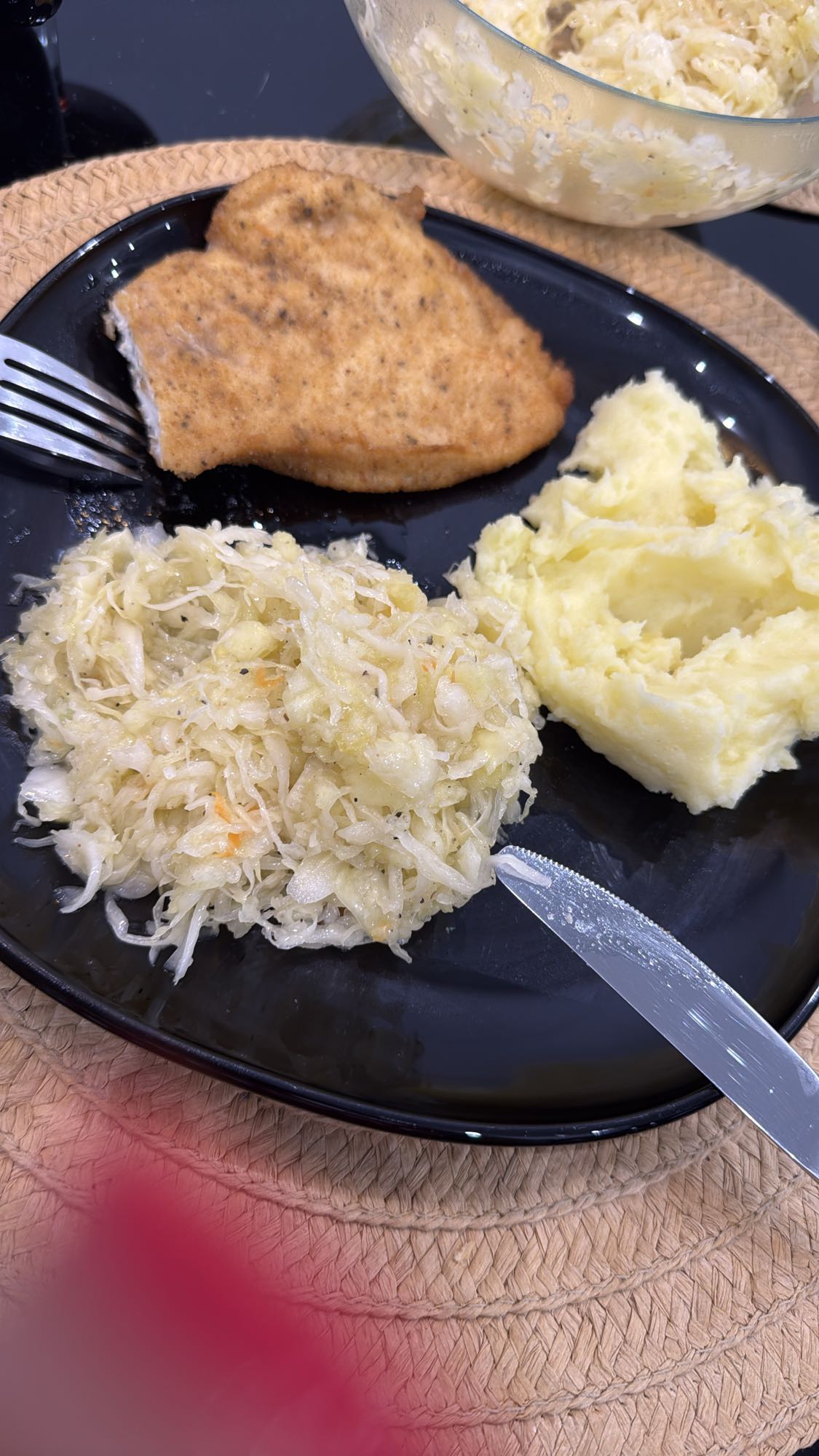 Kotlet schabowy z kapustą i ziemniakami