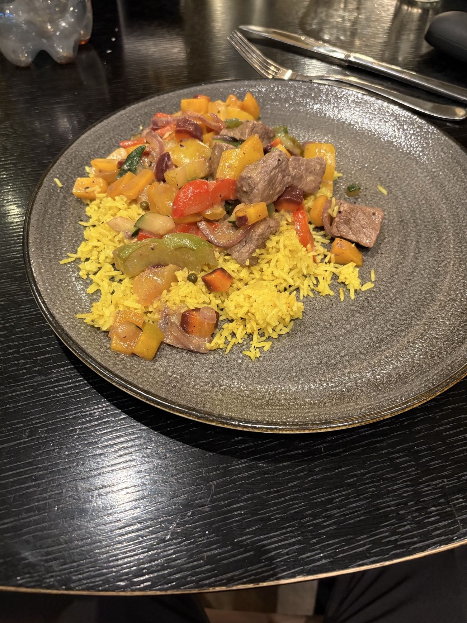 Rijst met rundvlees en groenten