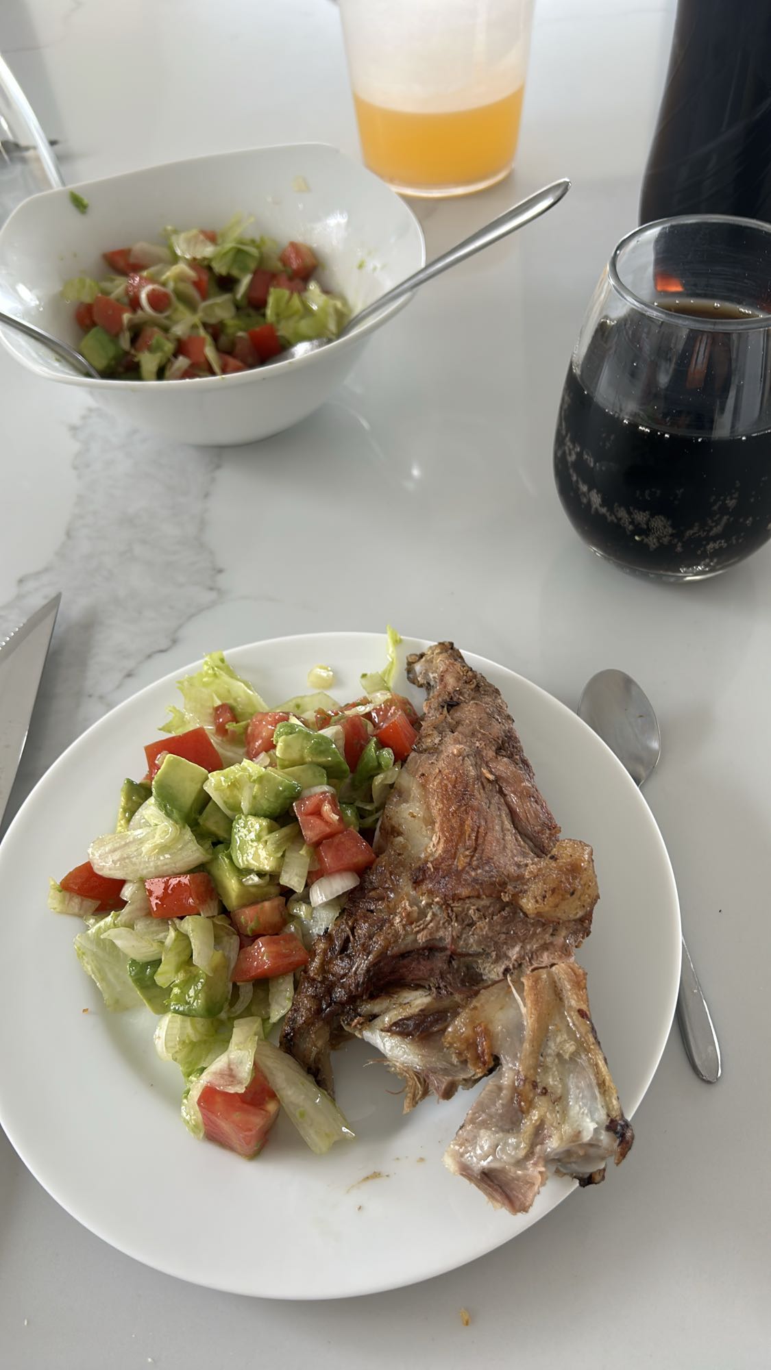Costilla con ensalada fresca