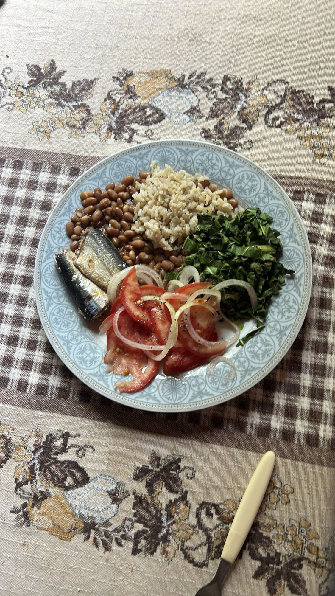 Arroz, feijão e sardinha