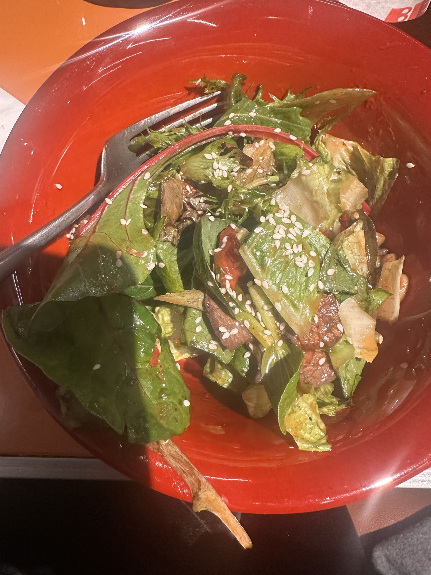 зелёный салат с кунжутом