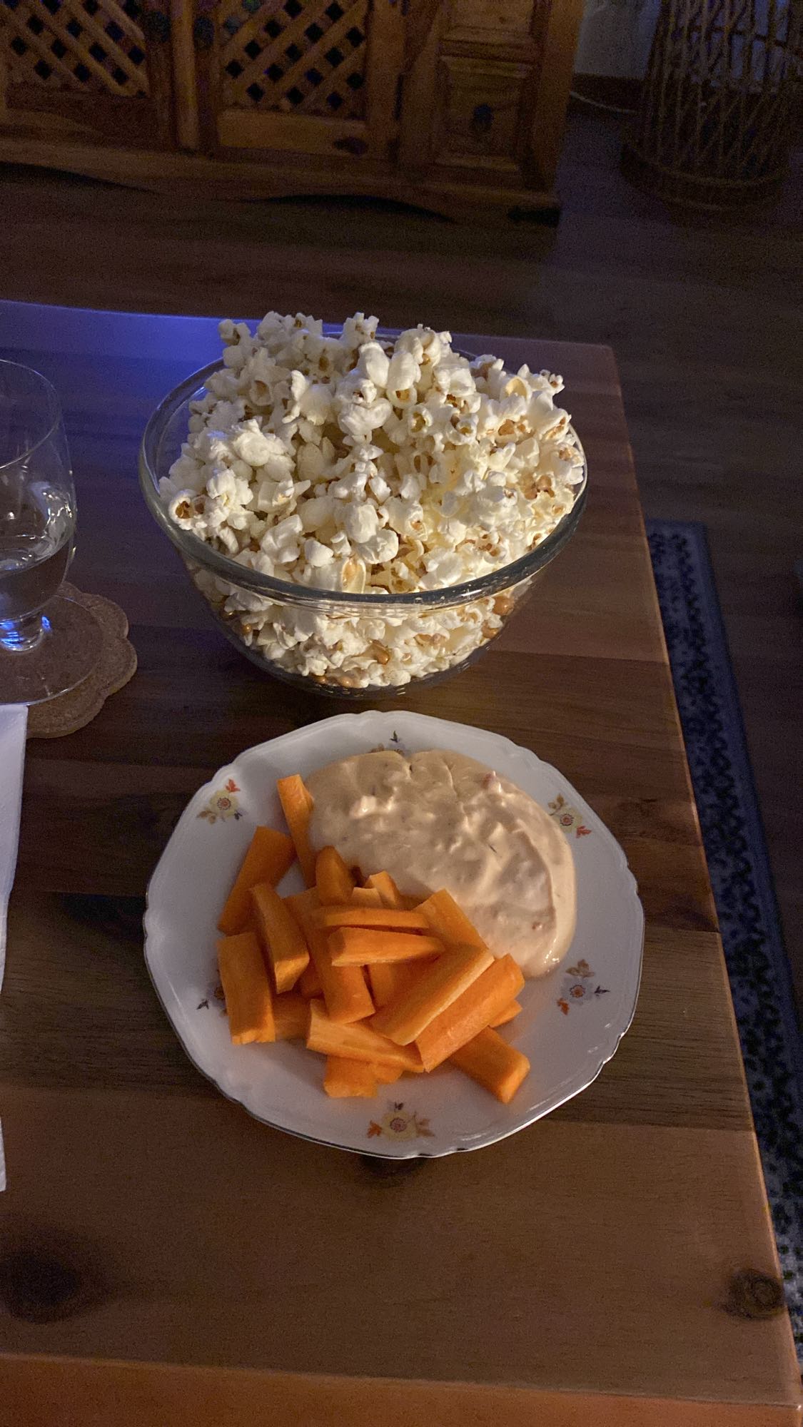 Popcorn, morötter & dipp