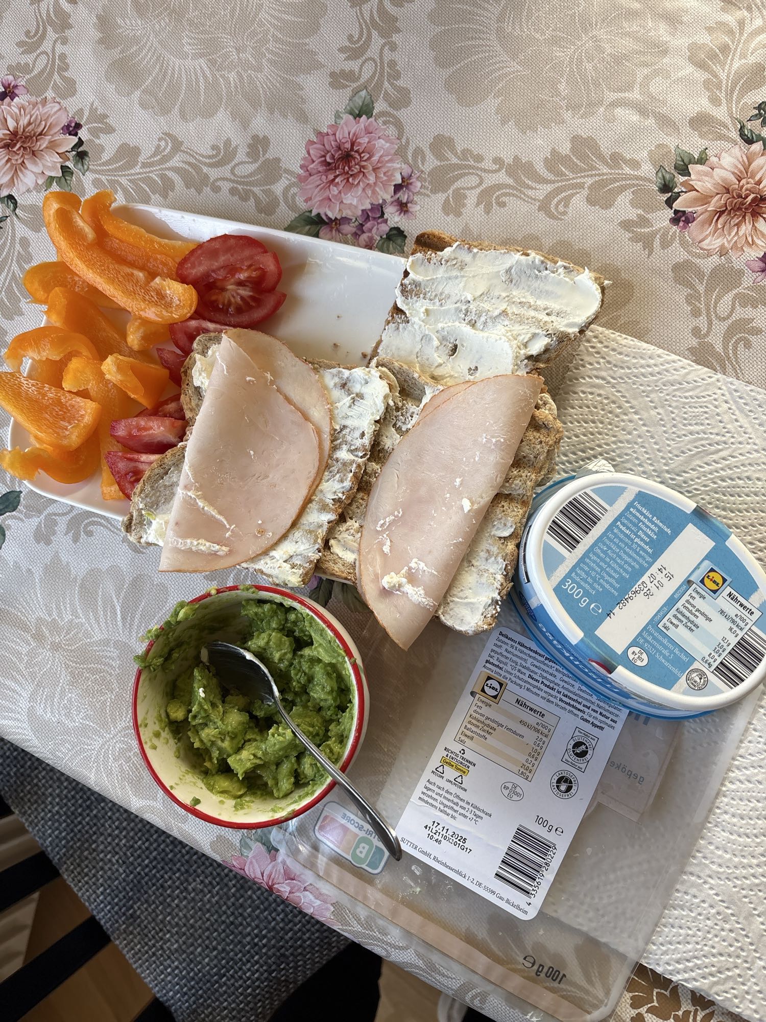 Sandviș cu legume și cremă