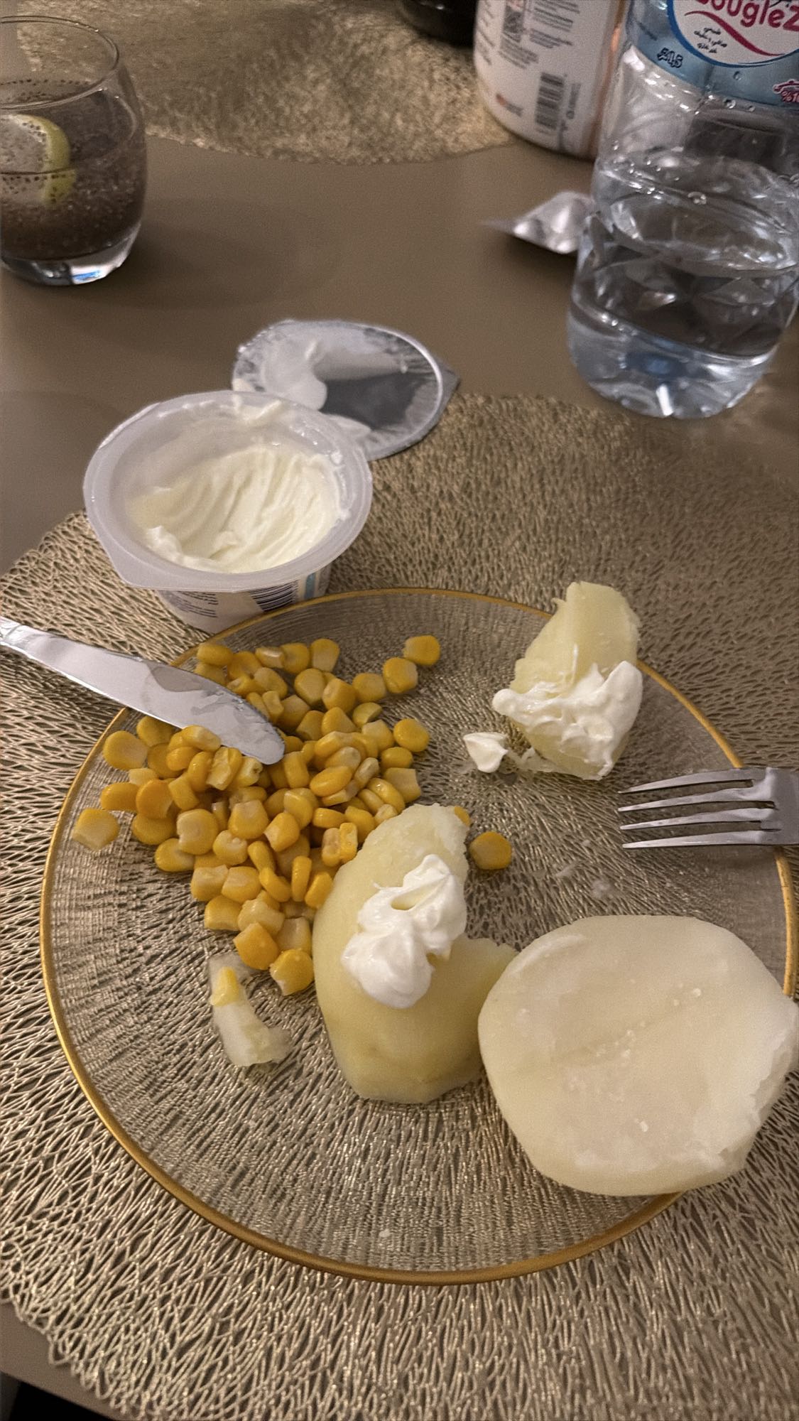 картофель с кукурузой и сметаной