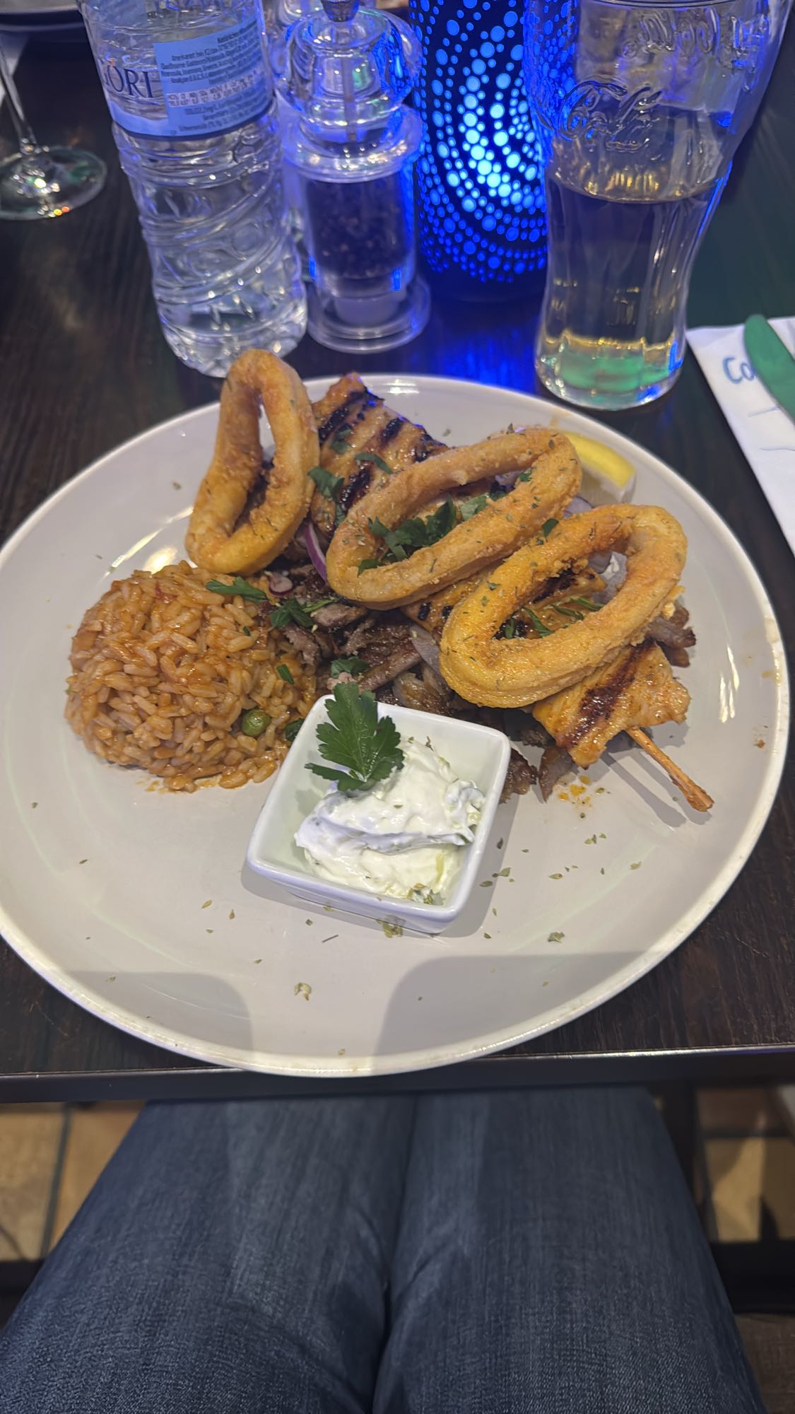 Grillteller mit Reis & Tzatziki