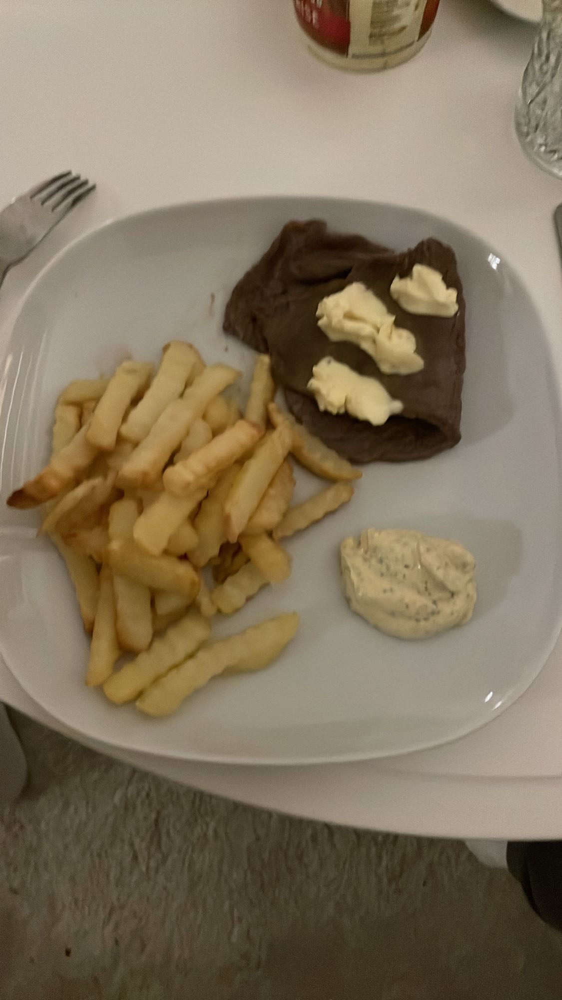 Biff med pommes och sås