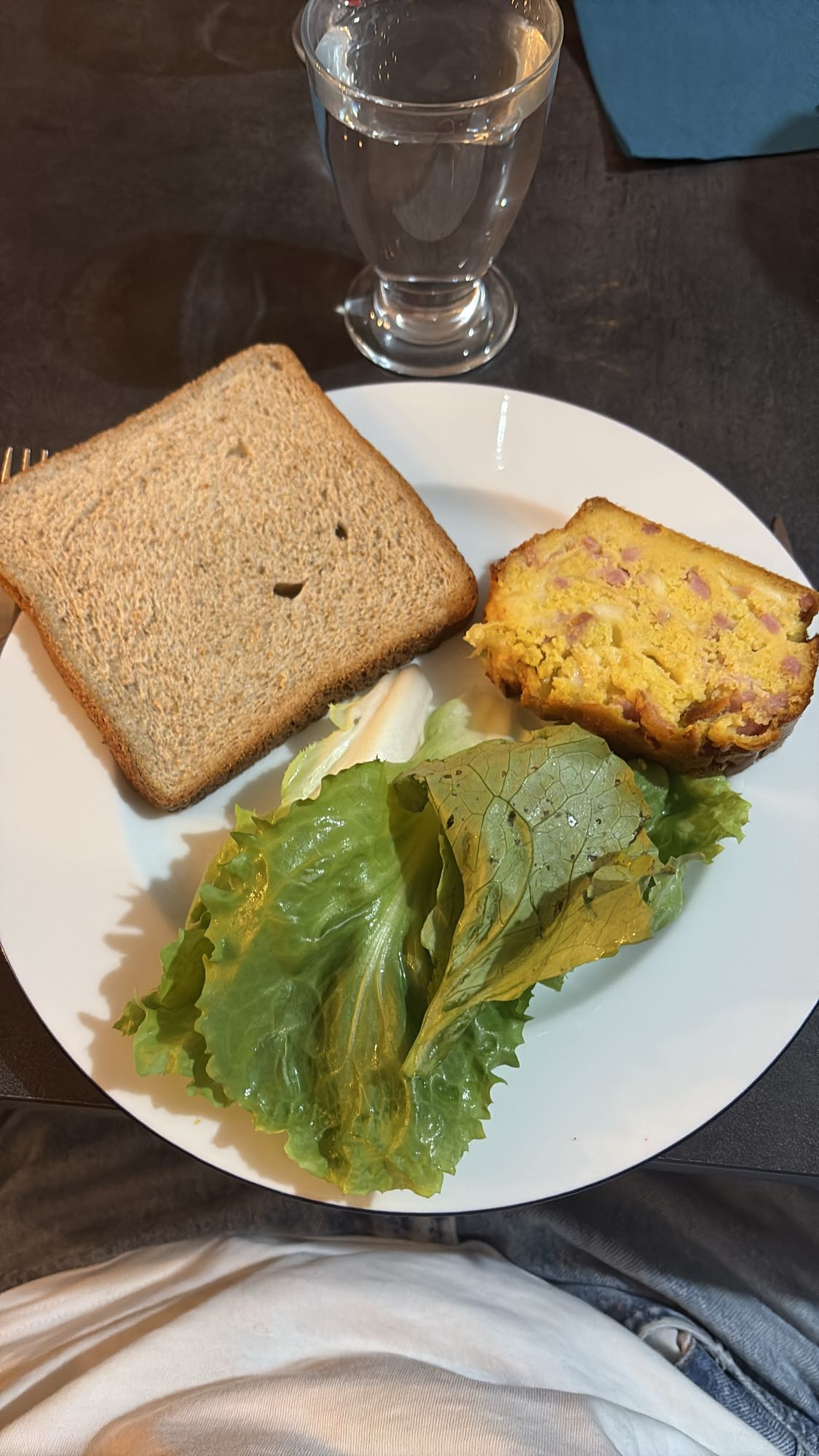 Pain, cake salé et salade