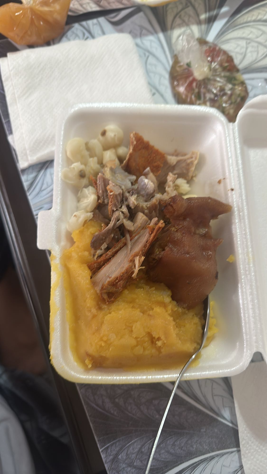 Hornado con mote y mashua