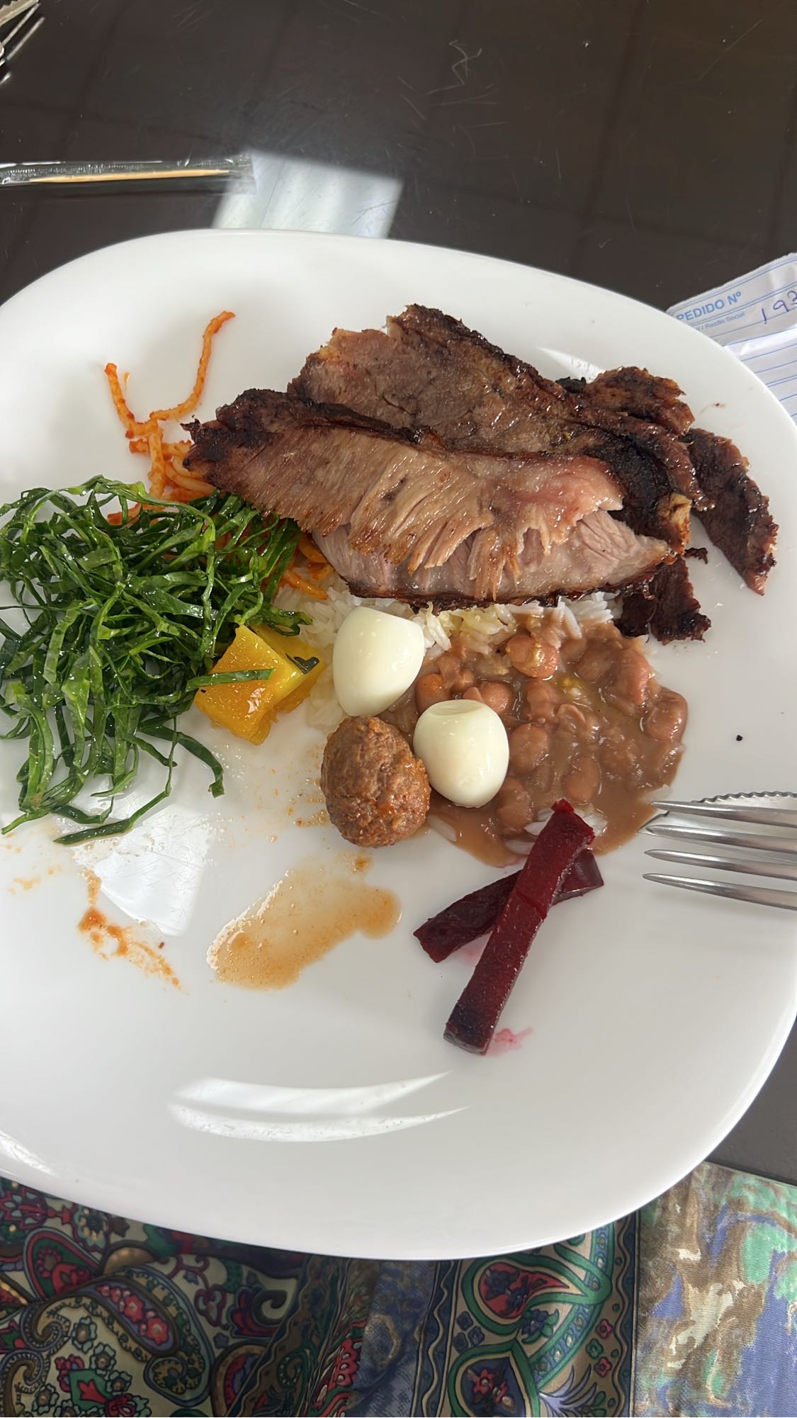 Prato com carne e guarnições