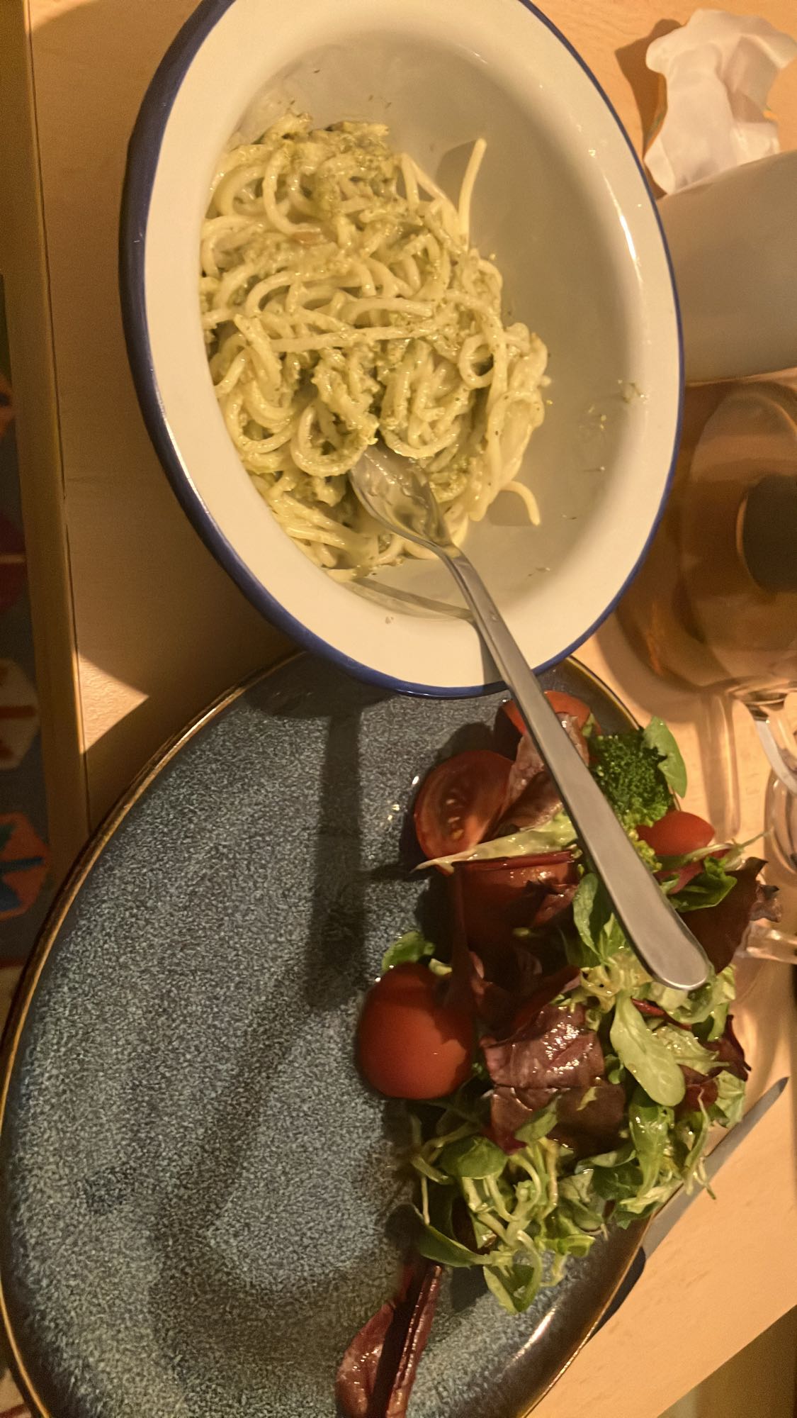 Massa ao pesto com salada