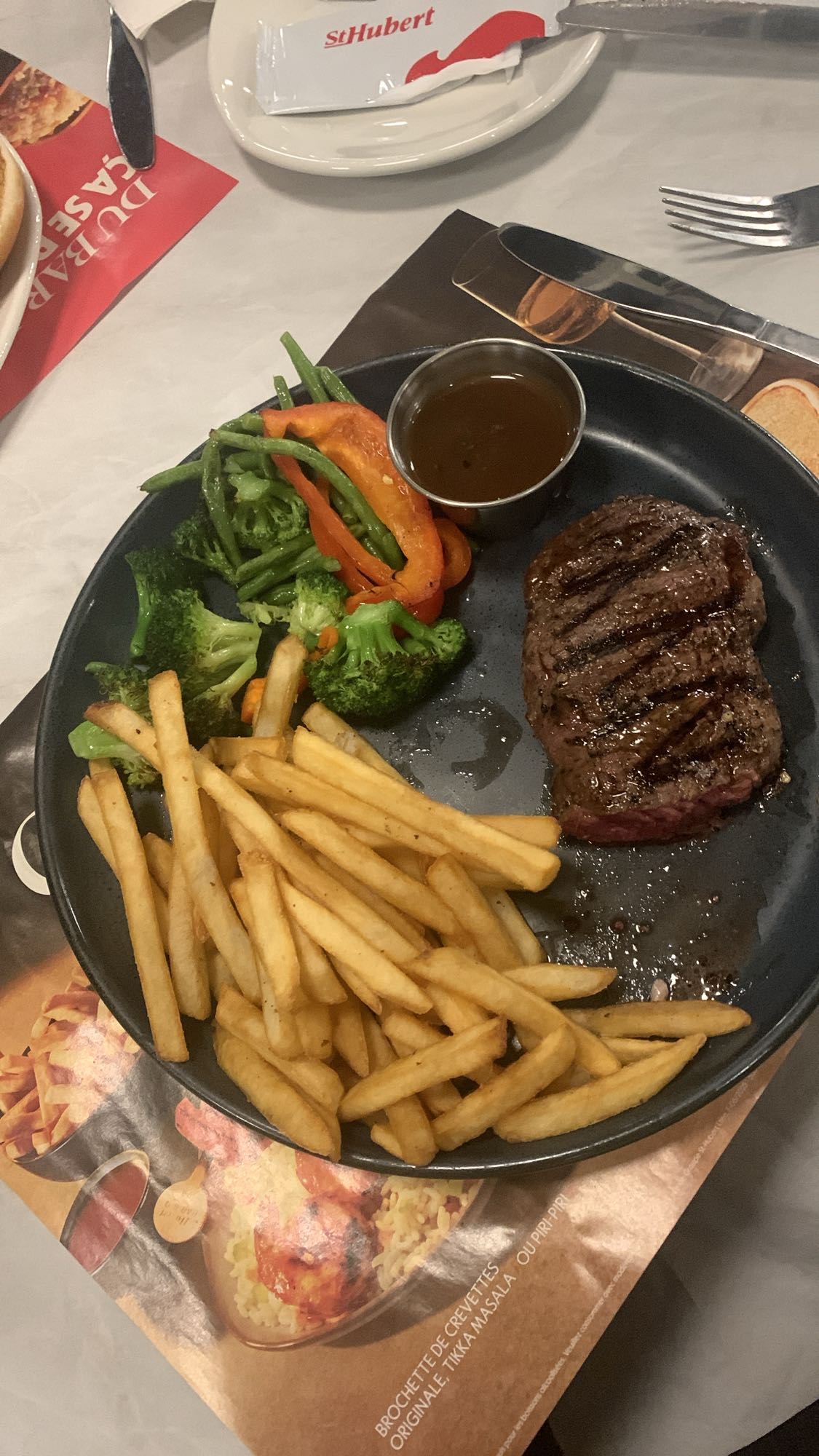 steak frites et légumes