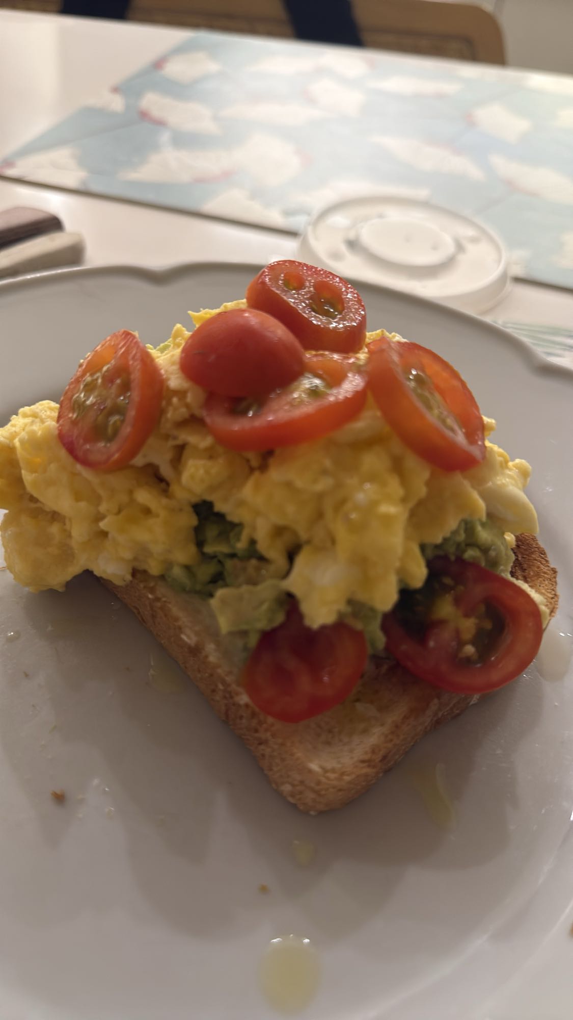 Tostada con huevo y aguacate