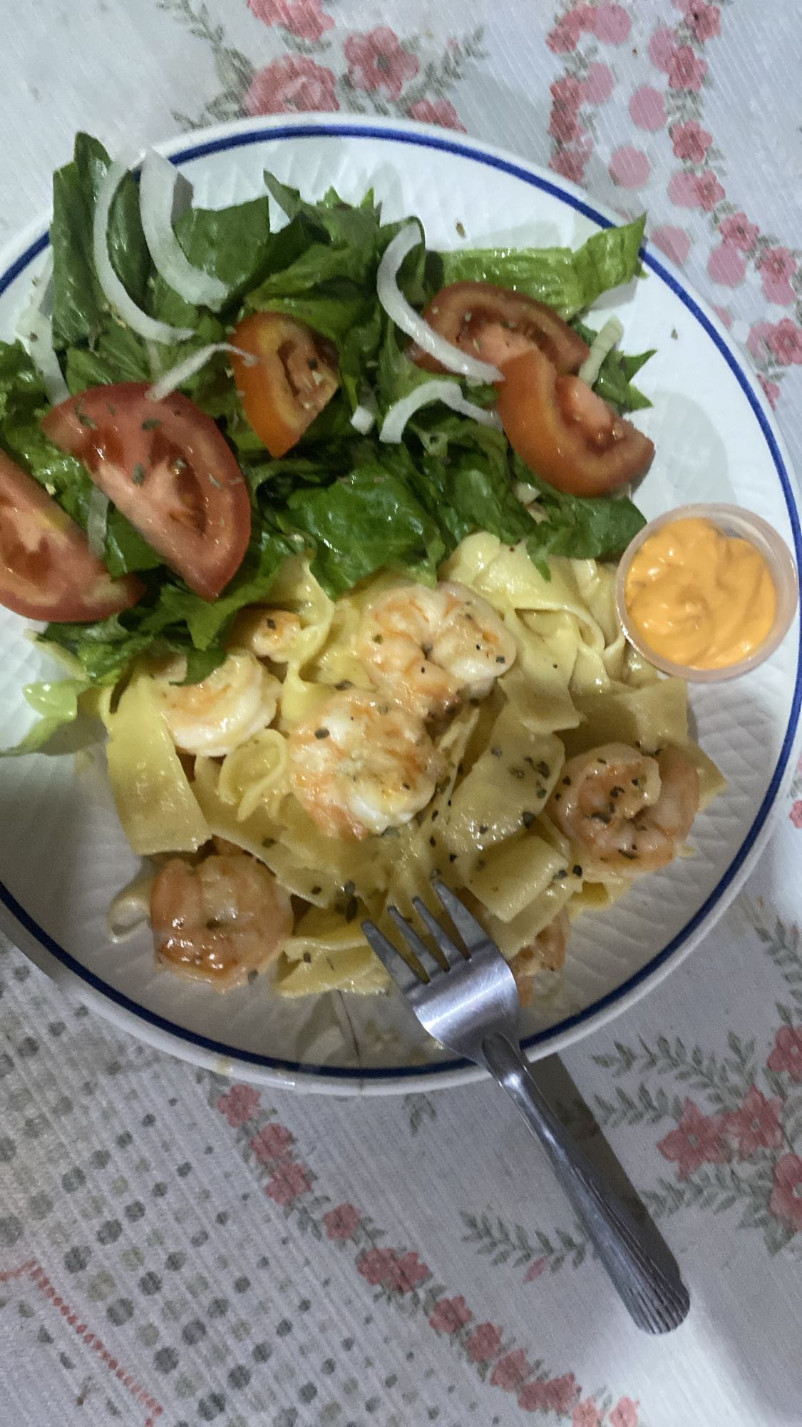 pasta con camarones y ensalada