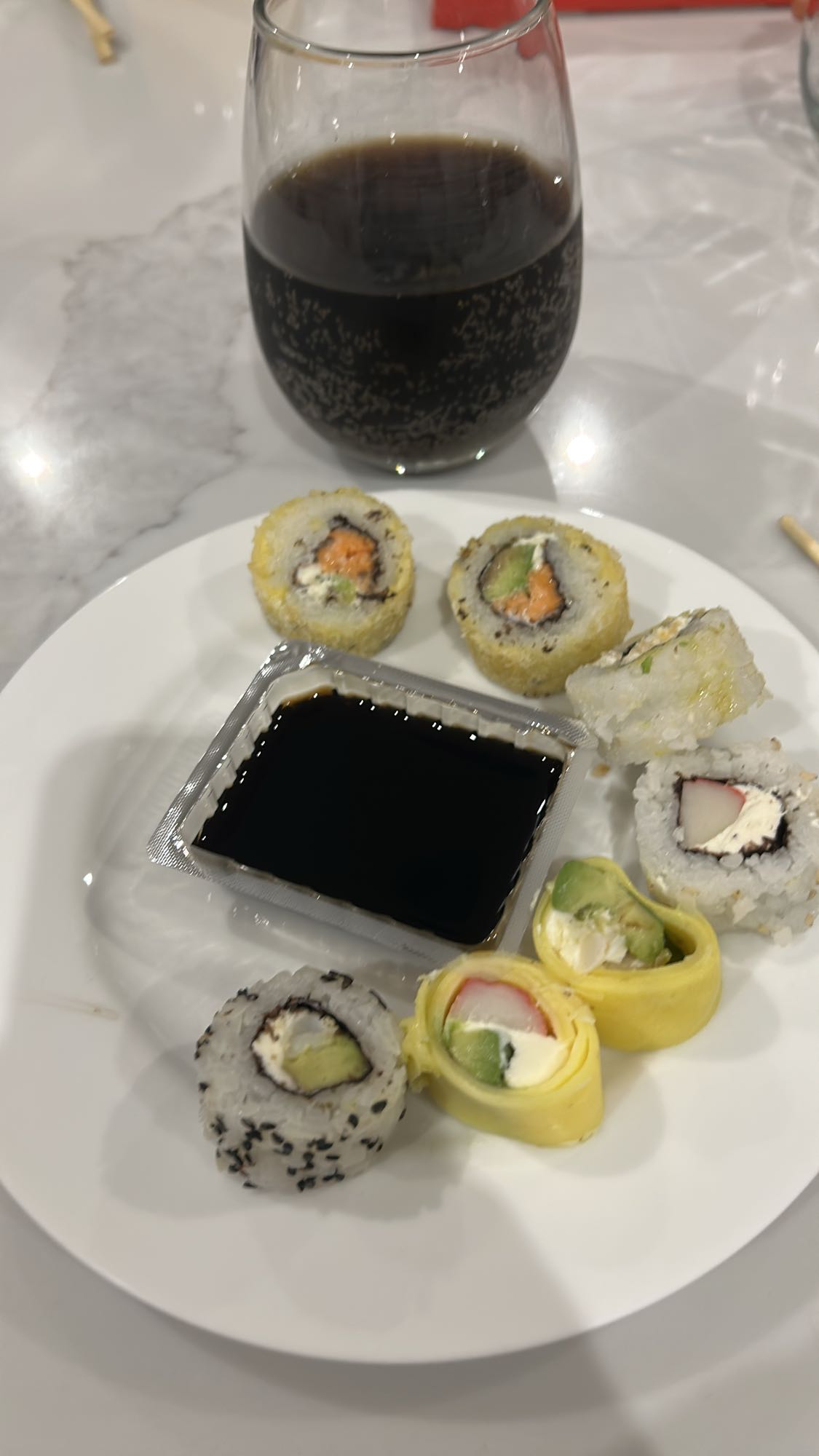 Sushi variado con bebida