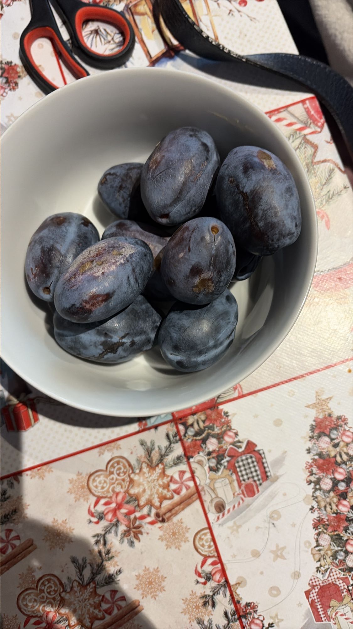 Prune proaspete în bol