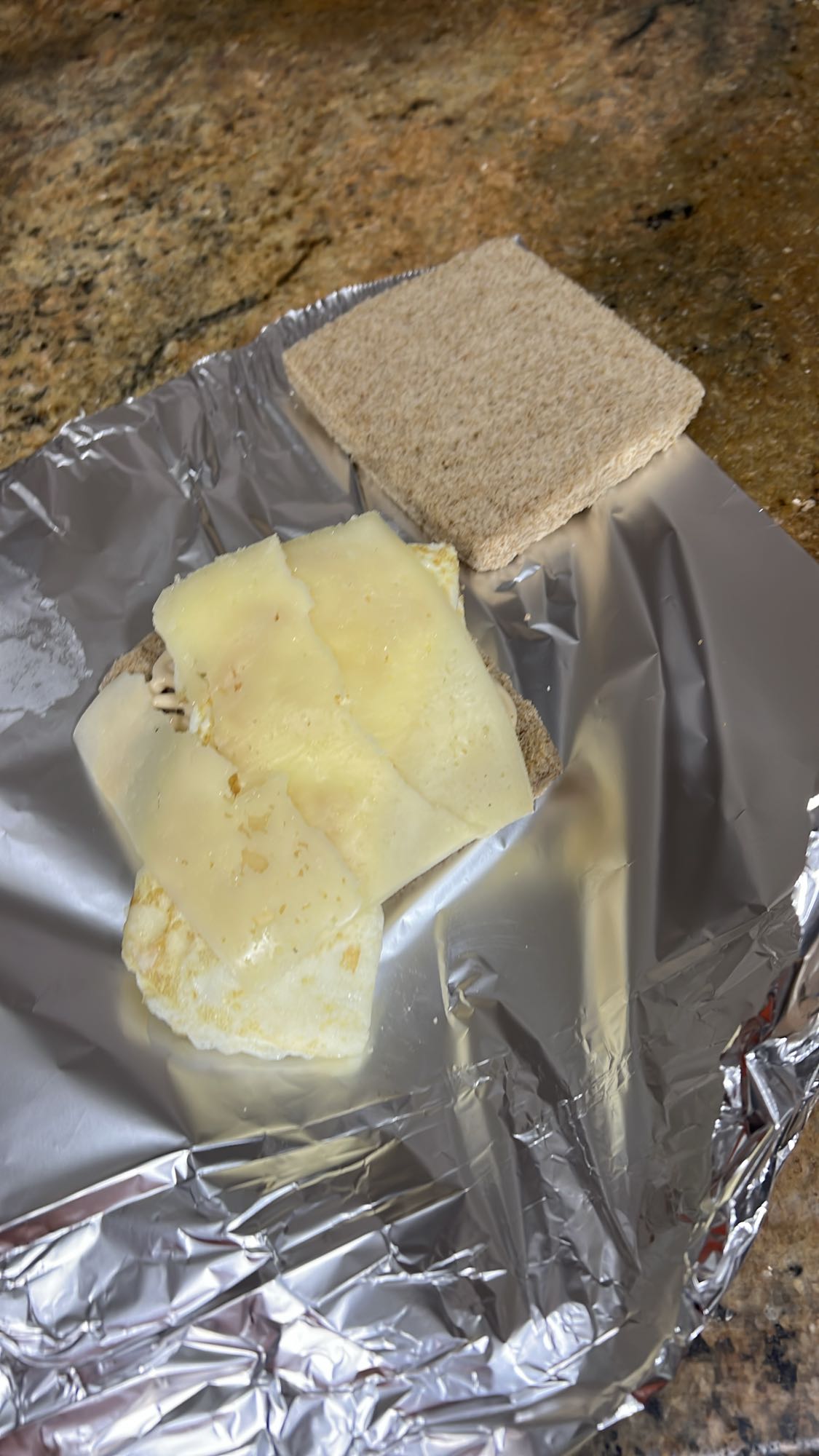 Sándwich de huevo y queso