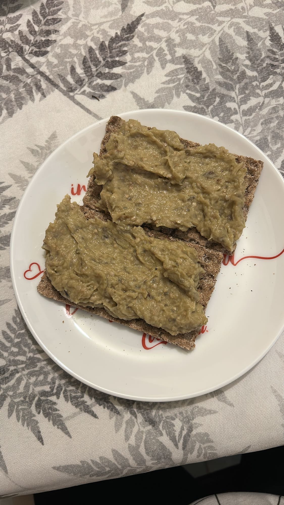 Pâine crocantă cu salată de vinete