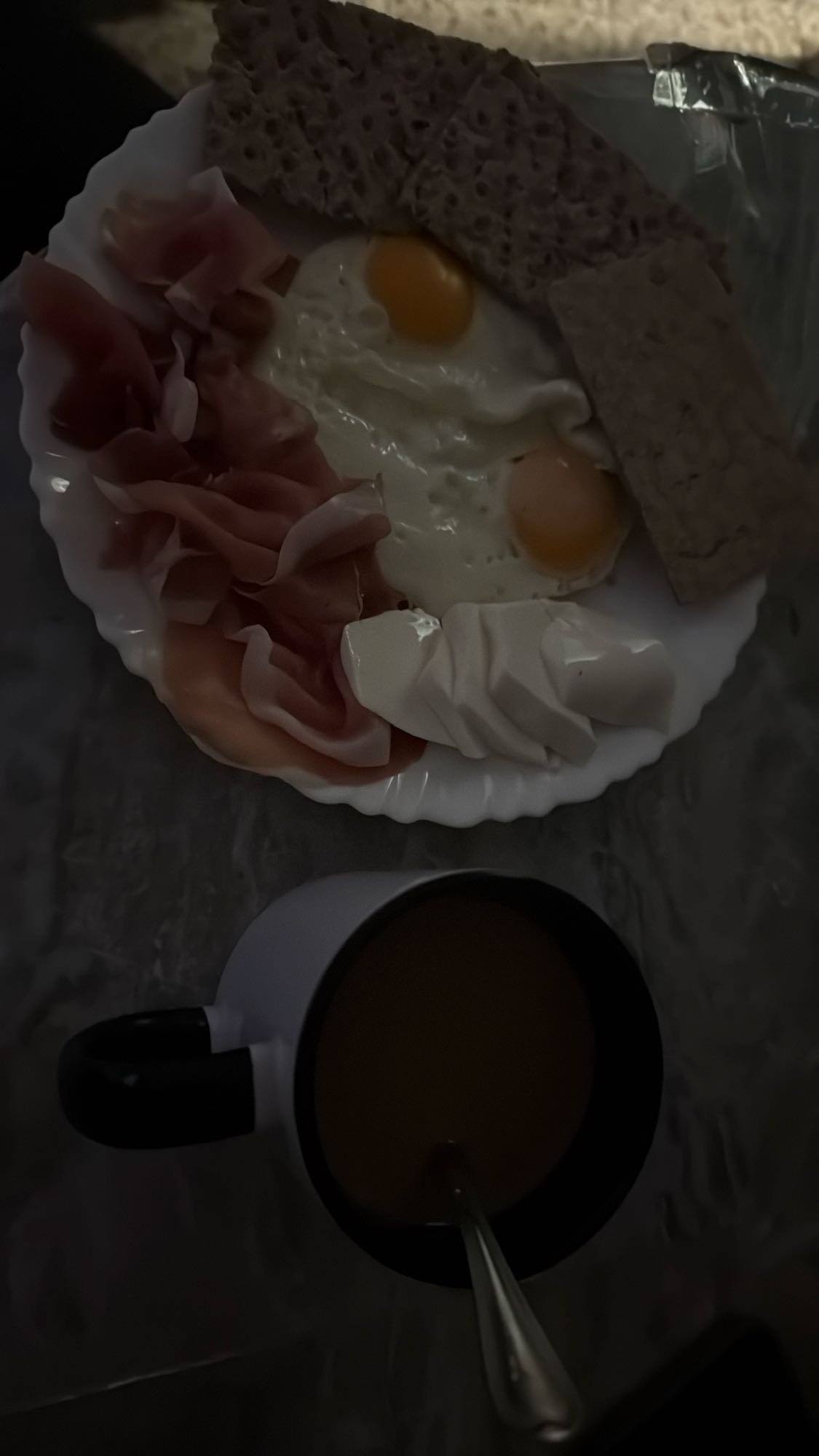 Desayuno con huevos y jamón