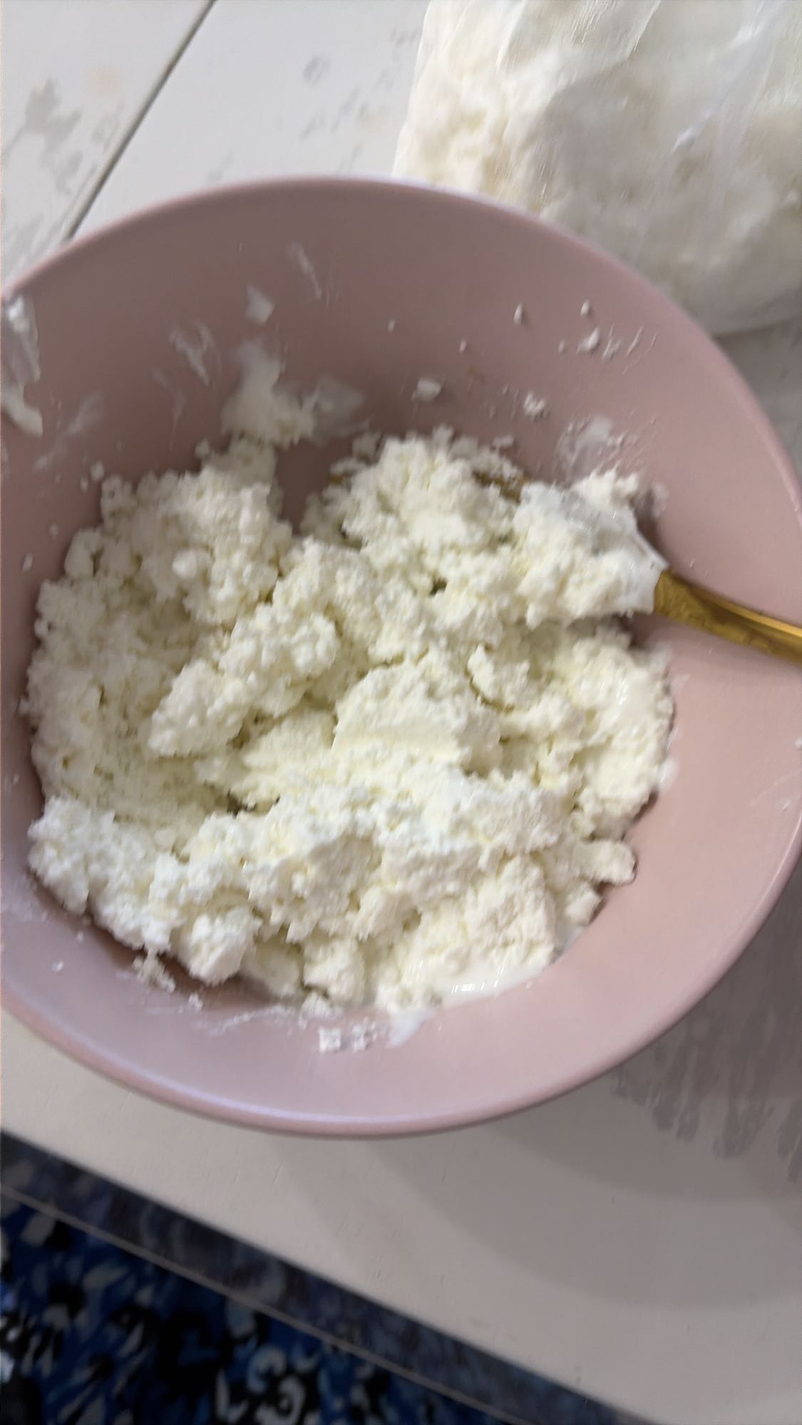 творог в миске