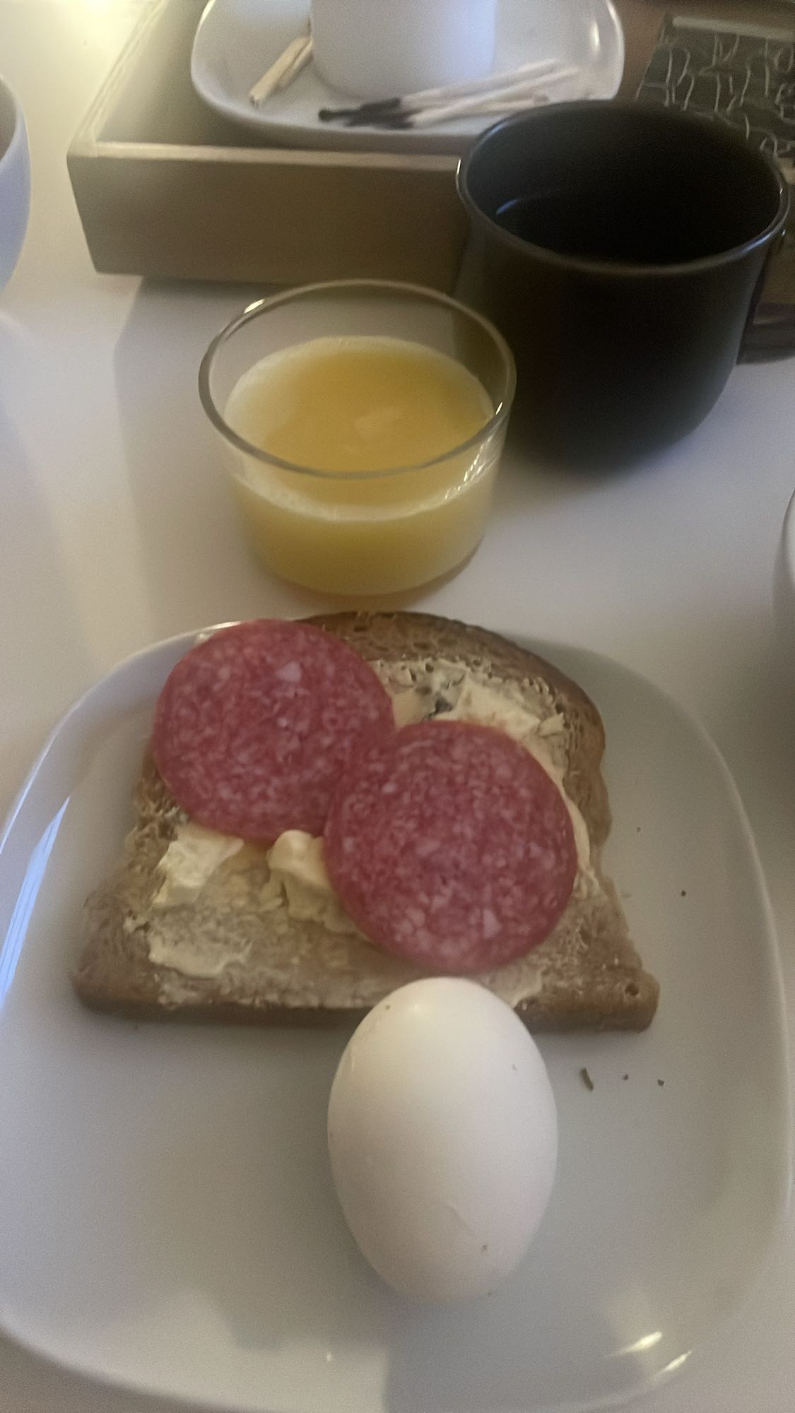 Frukost med juice och ägg
