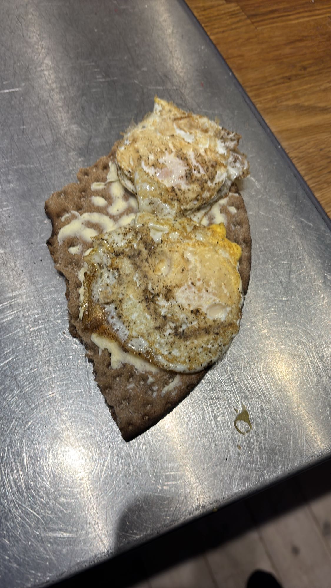 Knäckebröd med stekt ägg