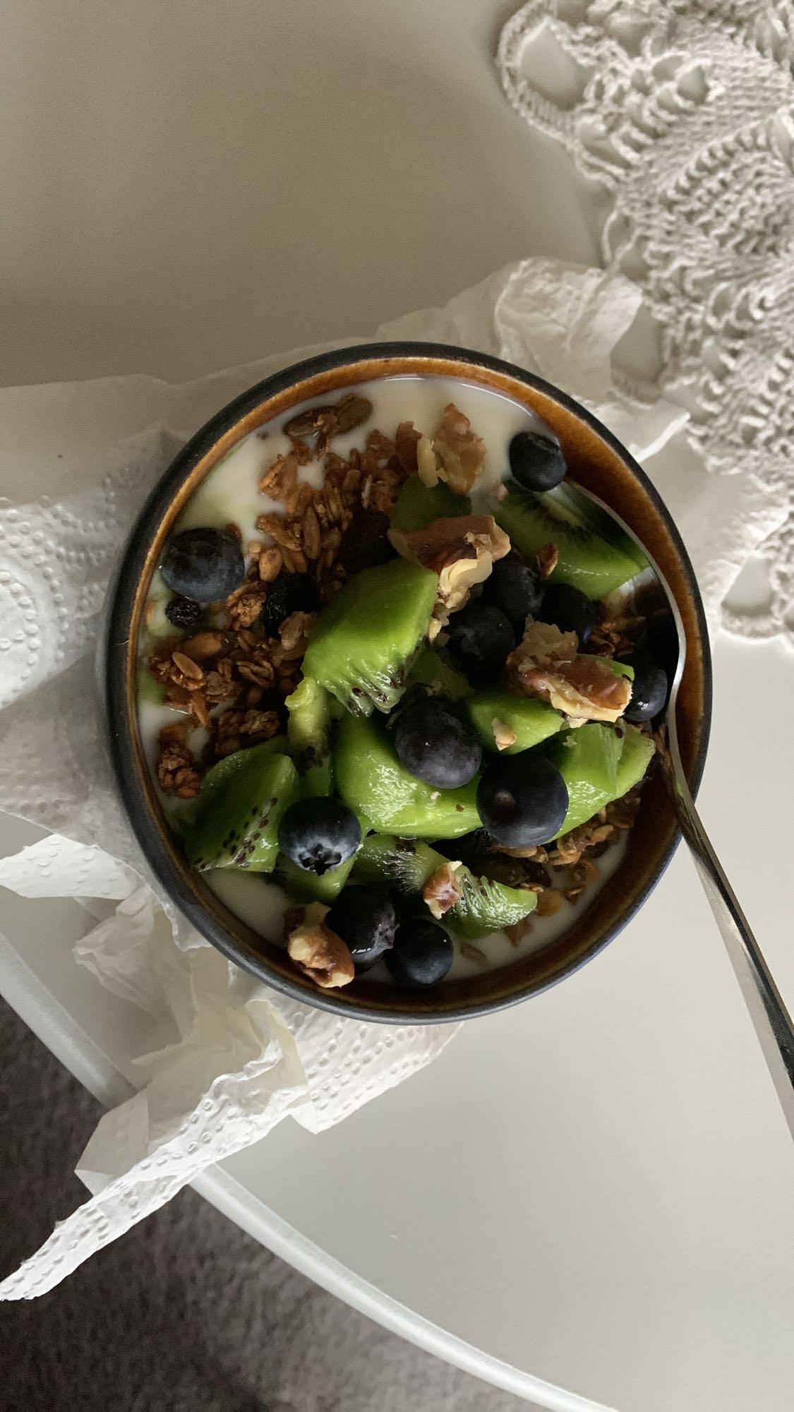 Yoghurt med frukt och granola