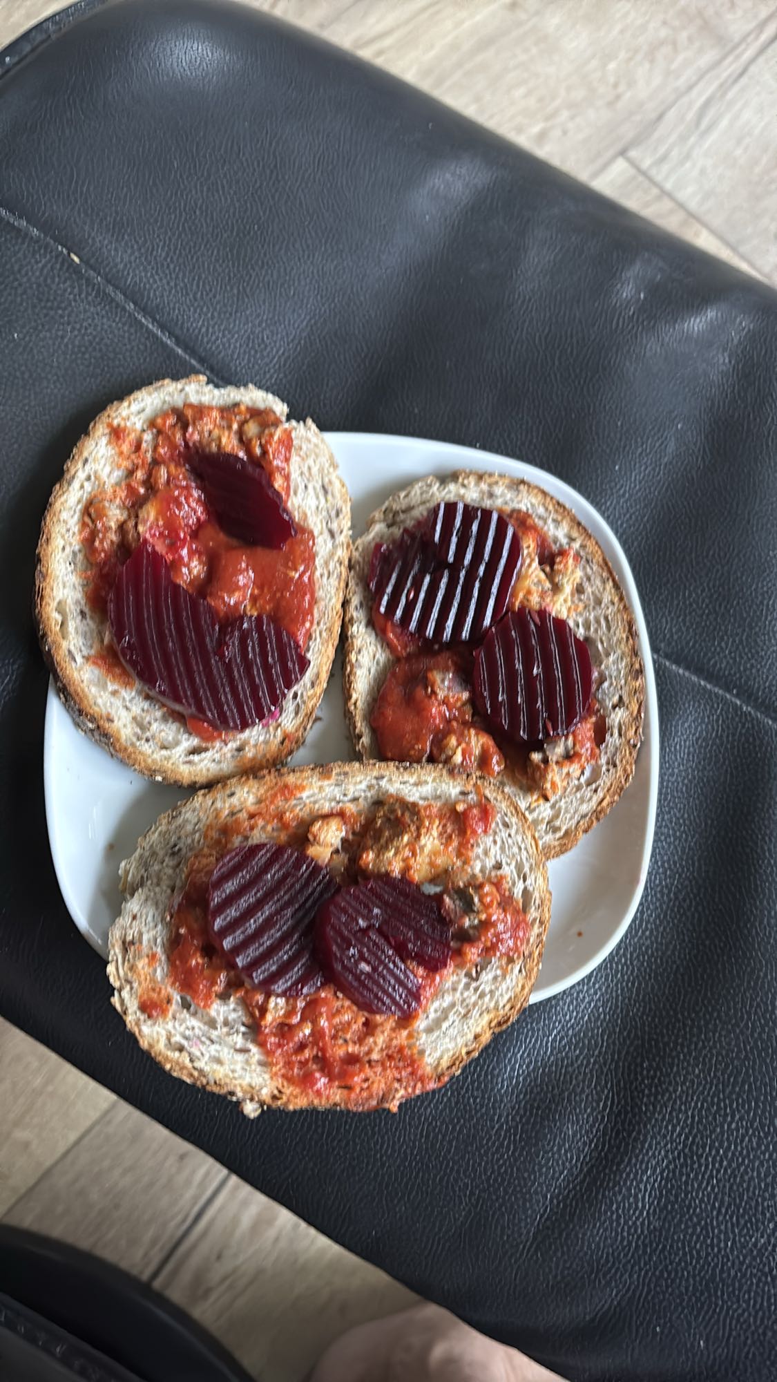 Brød med makrell i tomat og rødbetter