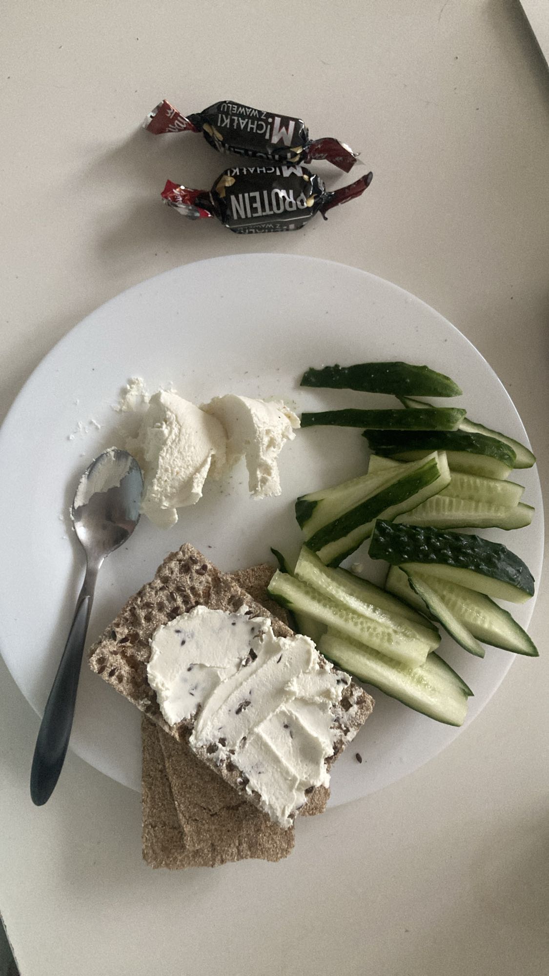 Хрустящие хлебцы с творожным сыром и огурцом