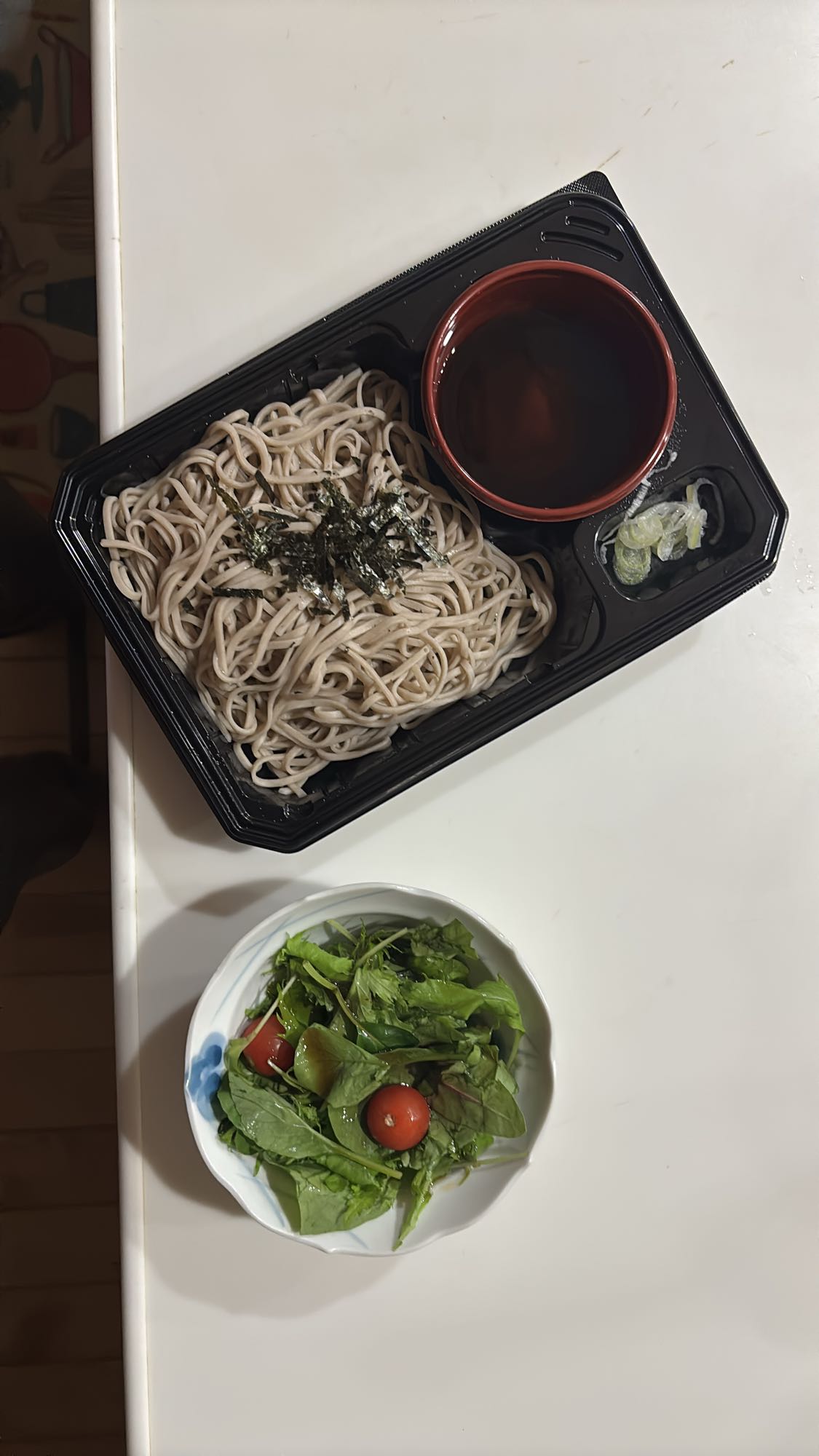 ざるそばとサラダ