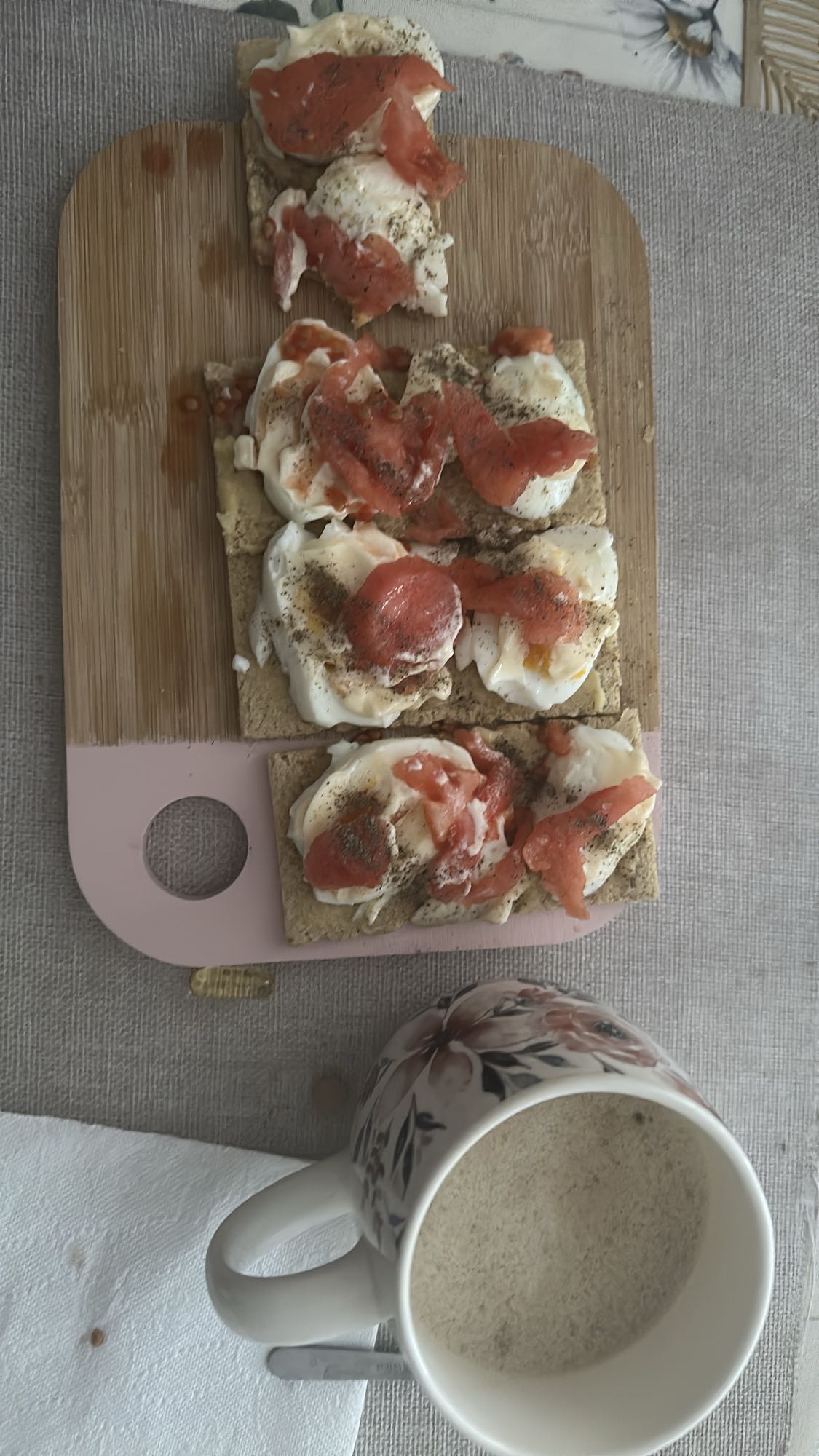 Jajka na chrupkim pieczywie