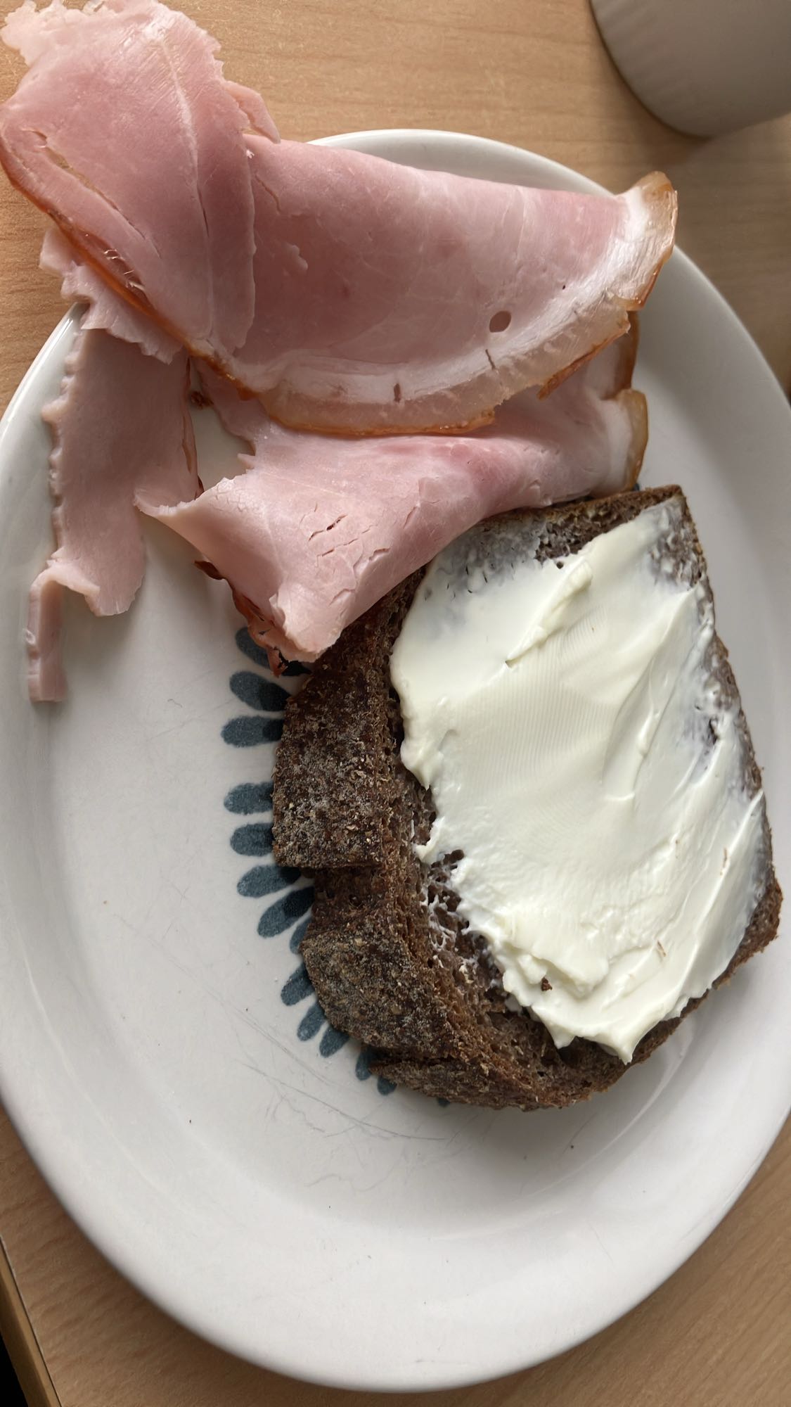 Pão com presunto e creme