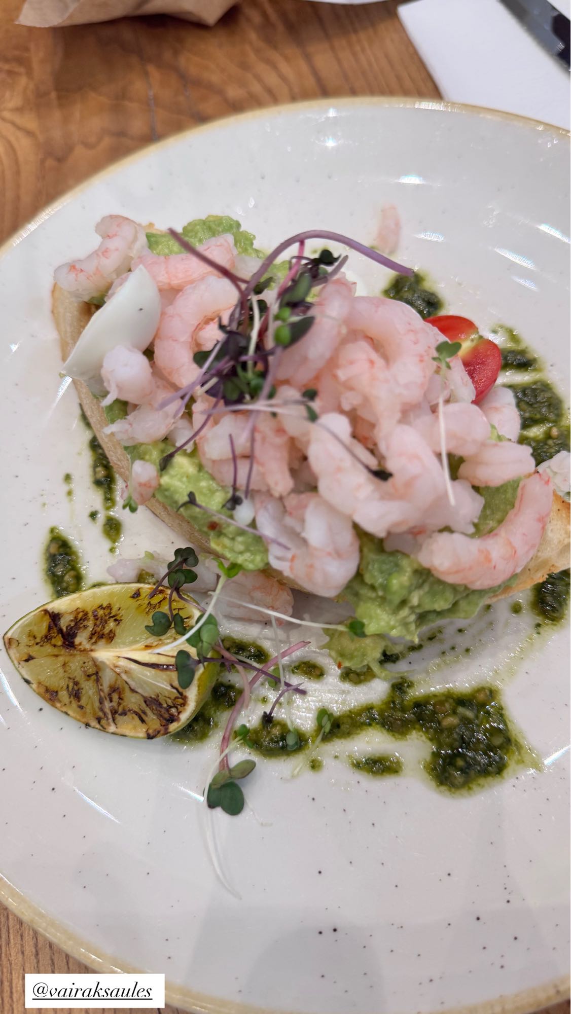 креветки на тосте с авокадо