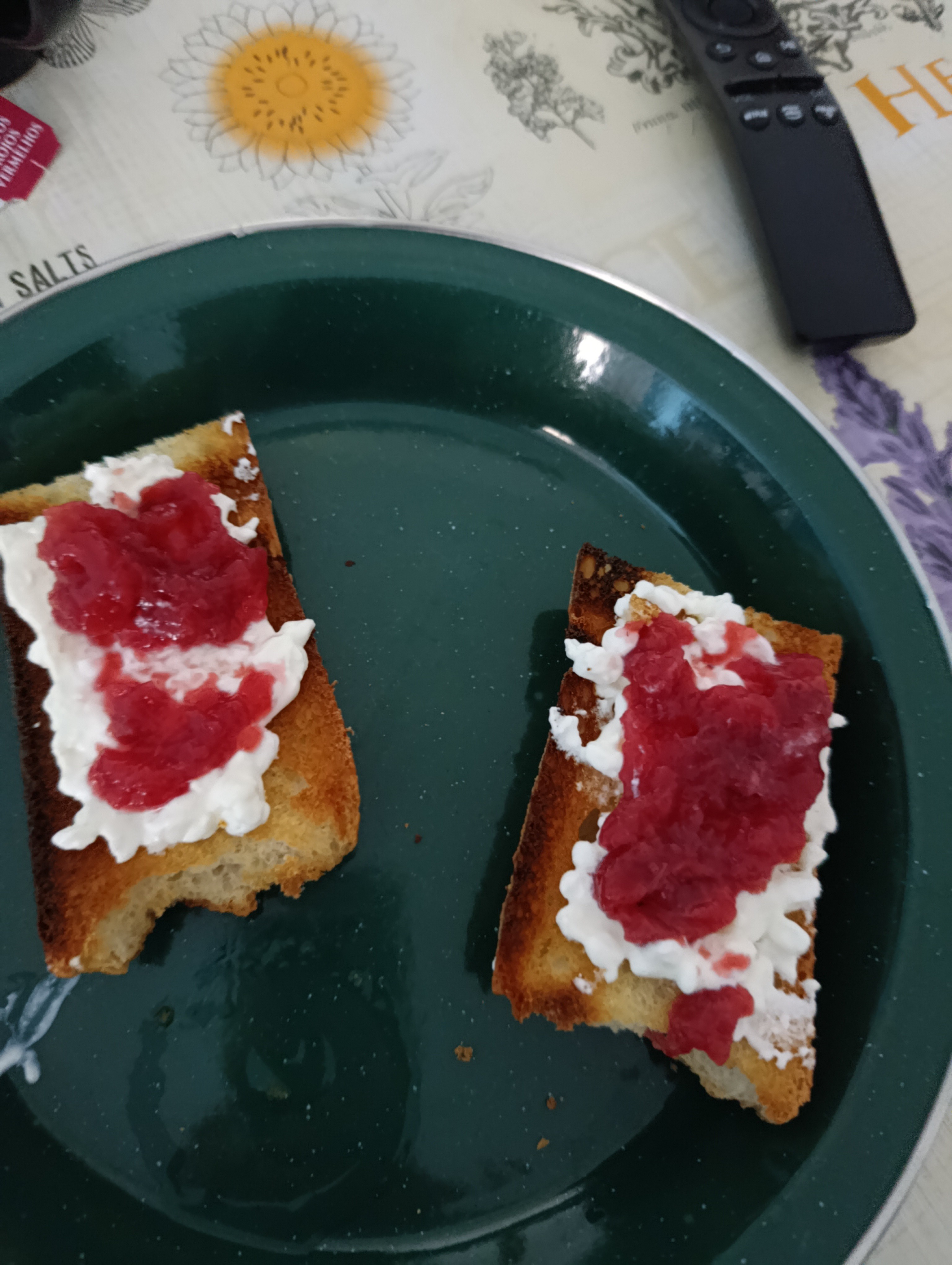 Pan tostado con queso y mermelada