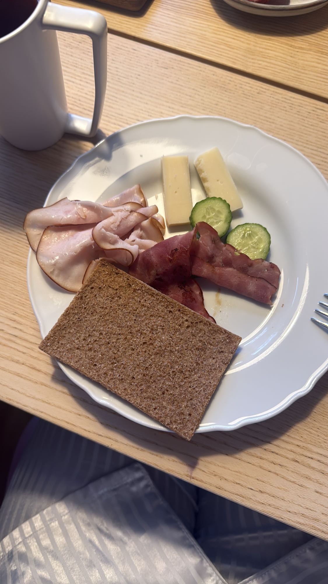 Frukosttallrik med ost och skinka