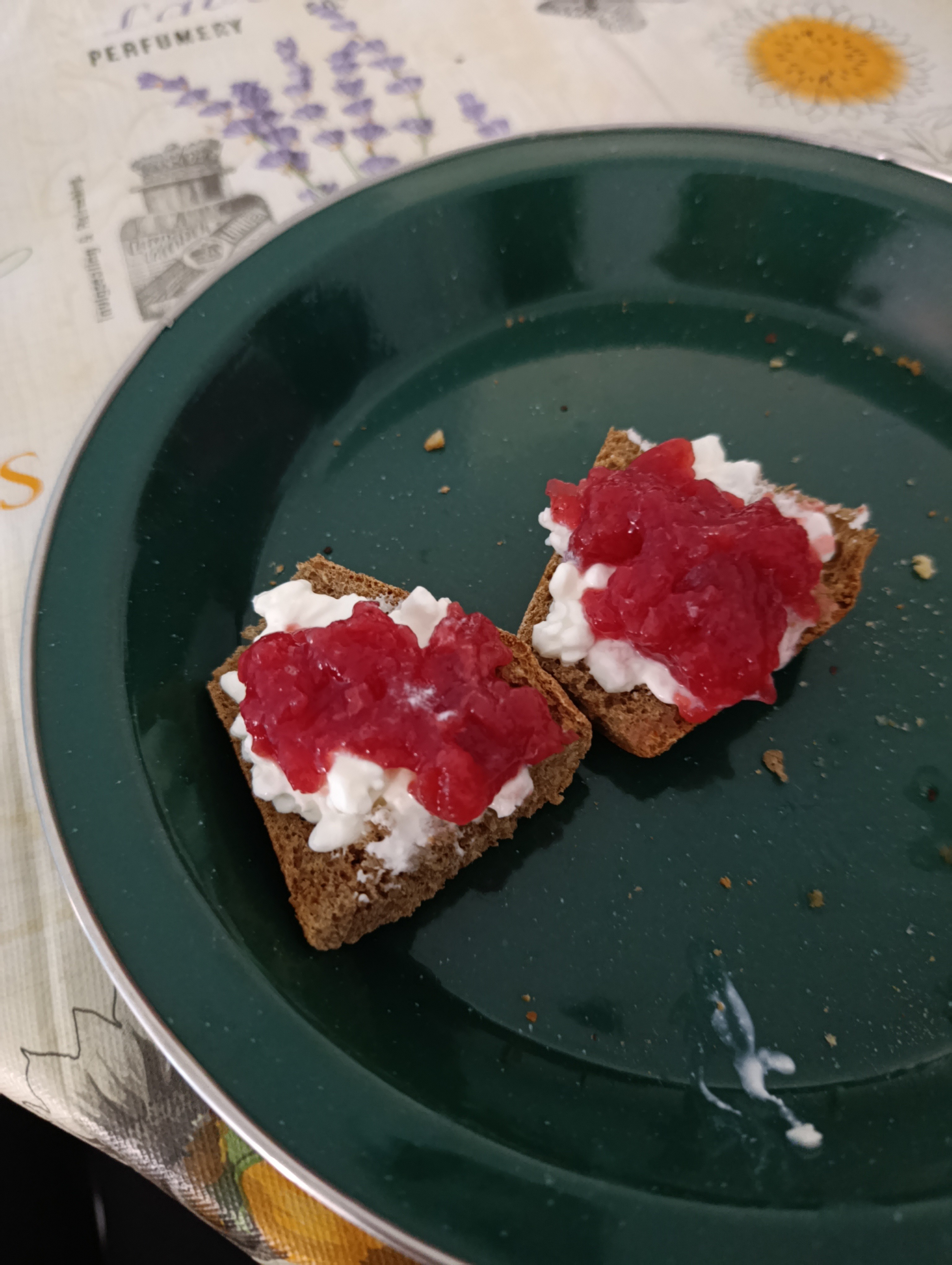 Tostadas con requesón y mermelada