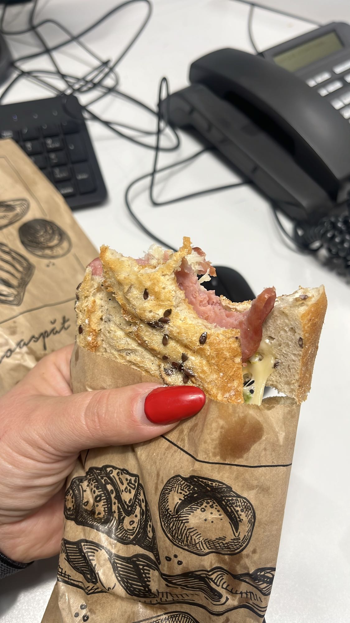 Sandviș cu șuncă și brânză