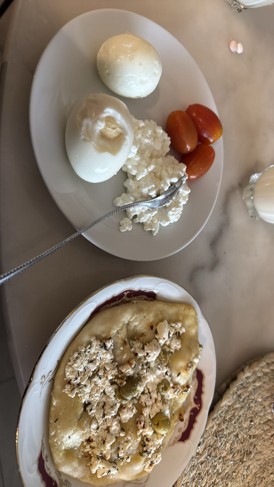 Frukost med ägg och bröd