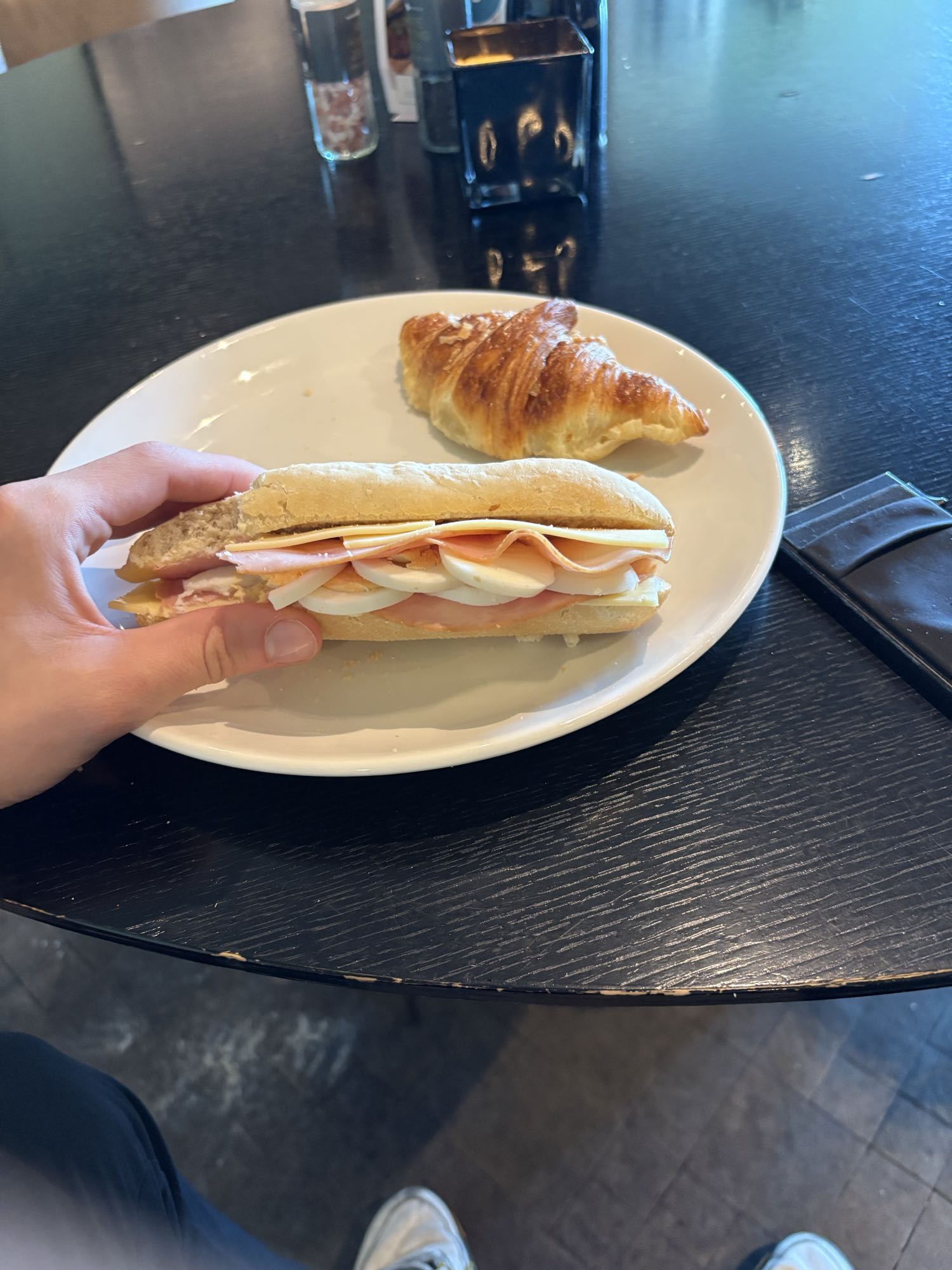 Broodje ham ei en croissant