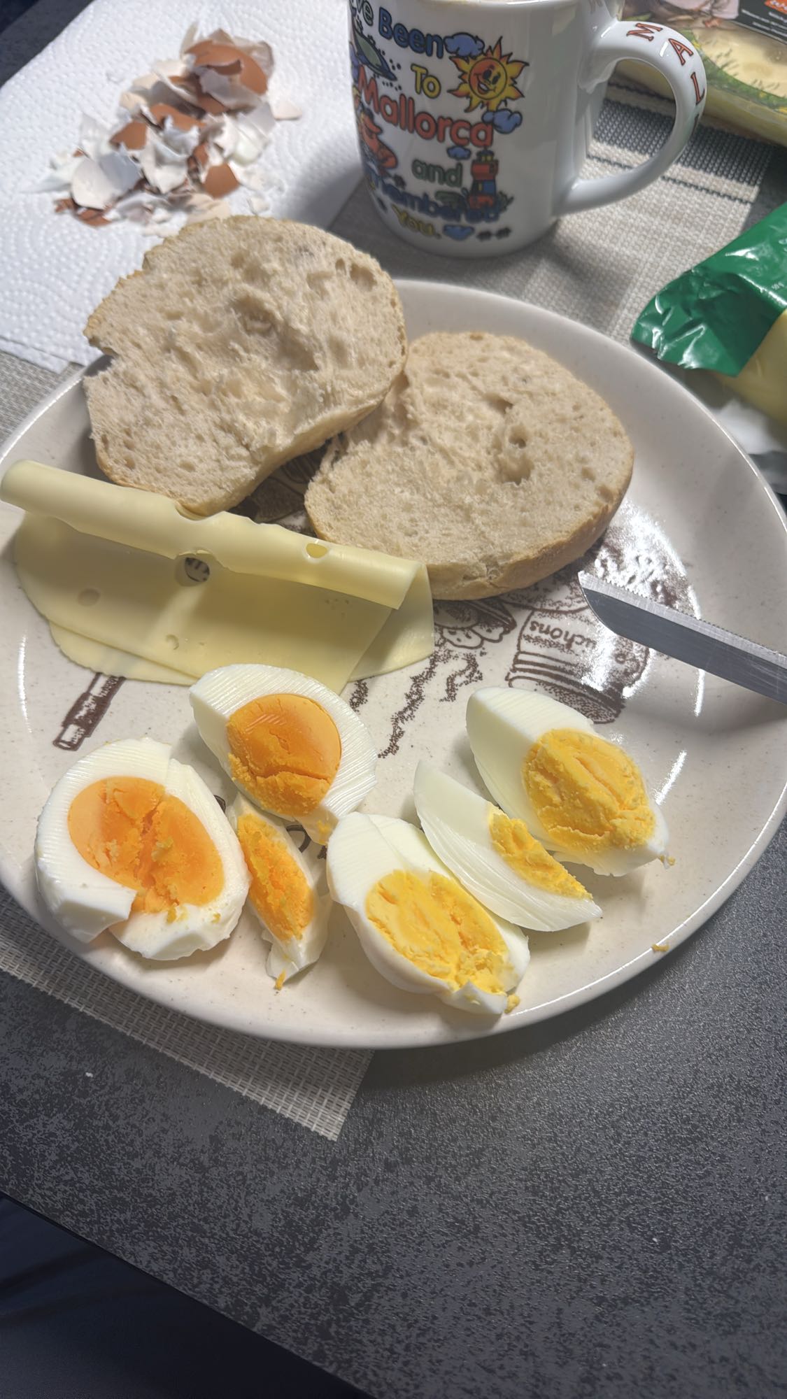 Frühstück mit Ei und Brötchen